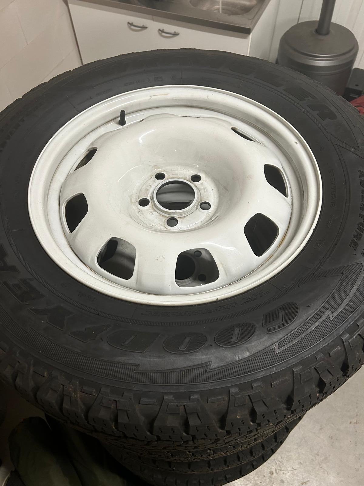 5x 18 inch Witte stalen Defender velgen met Banden 255/70R18, Auto-onderdelen, Banden en Velgen, Ophalen, 18 inch, Gebruikt, 255 mm