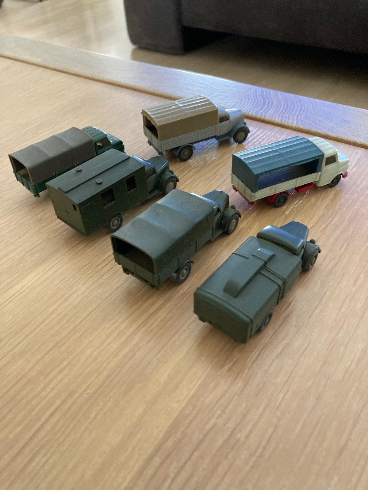 Set van 6 vintage militaire speelgoedvrachtwagens, Ophalen, Gebruikt, Bus of Vrachtwagen