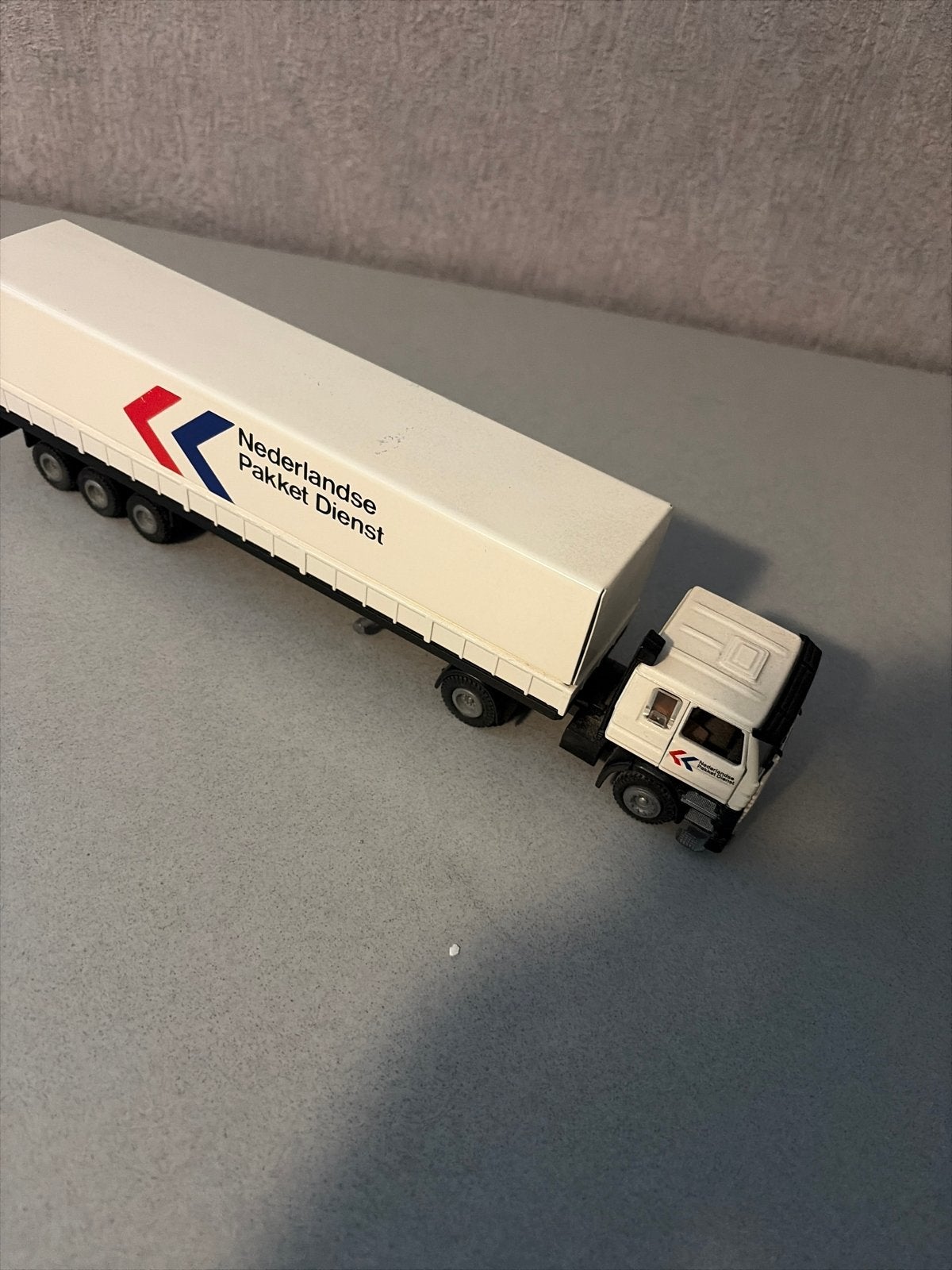 Scania vrachtwagen met oplegger - Nederlandse Pakket Dienst, Hobby en Vrije tijd, Ophalen of Verzenden, Nieuw, Bus of Vrachtwagen