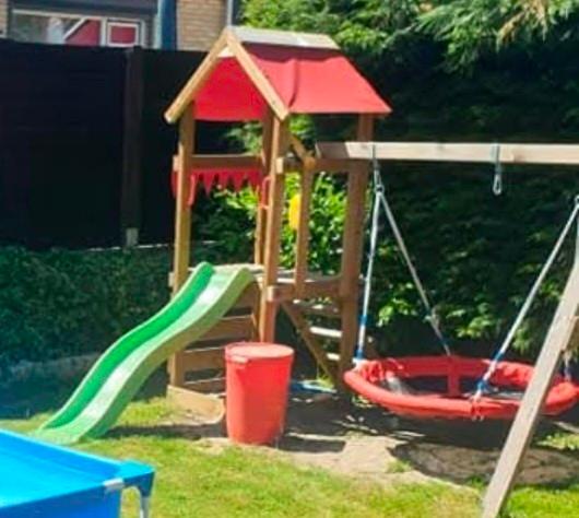Houten Speeltoestel met Glijbaan en Schommel, Kinderen en Baby's, Speelgoed | Buiten | Speeltoestellen, Gebruikt, Glijbaan, Klimwand