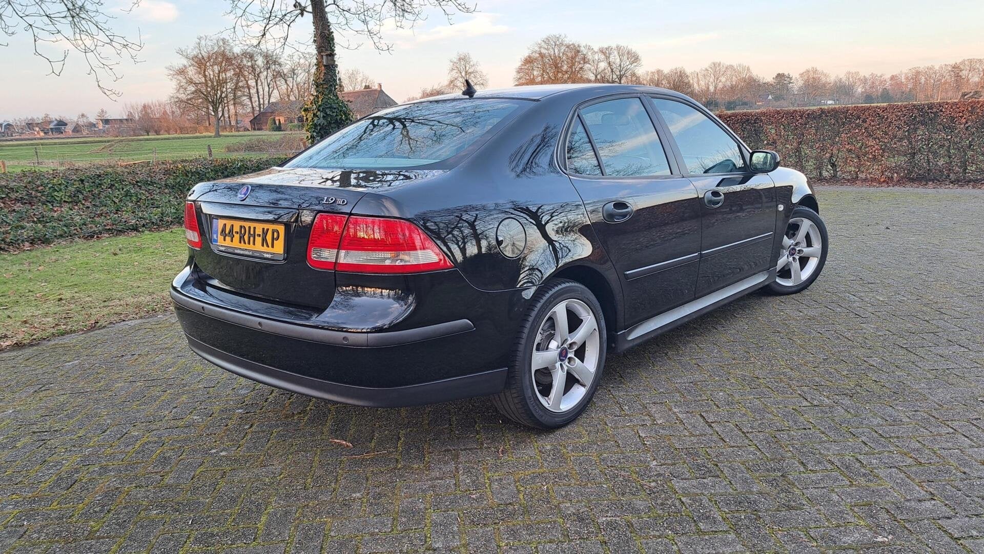 Saab 9-3 Sport Sedan 1.9 TID Intro Pack NETTE AUTO GOED OH!, Auto's, Voorwielaandrijving, Dealer onderhouden, Gebruikt, Zwart