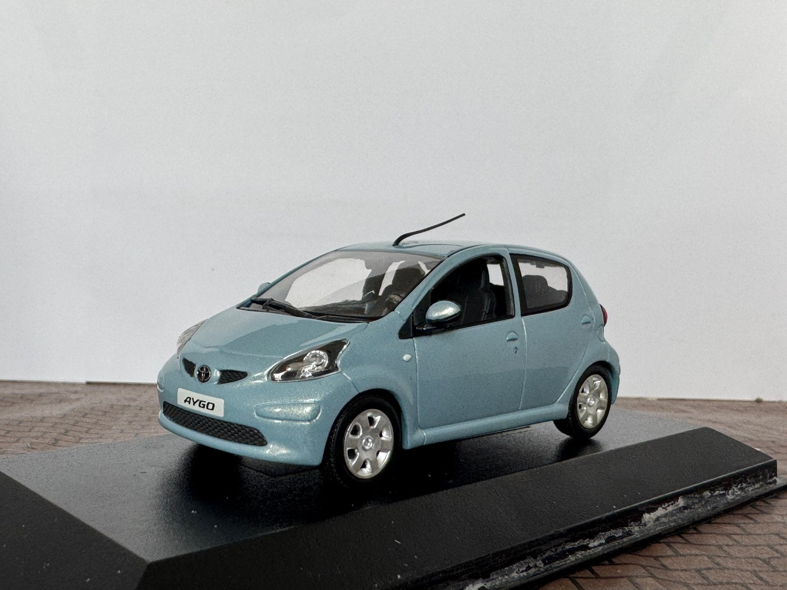 Toyota Aygo 5-Drs (2005-2008) ivy Blue Minichamps 1:43, Hobby en Vrije tijd, Modelauto's | 1:43, Ophalen of Verzenden, Zo goed als nieuw