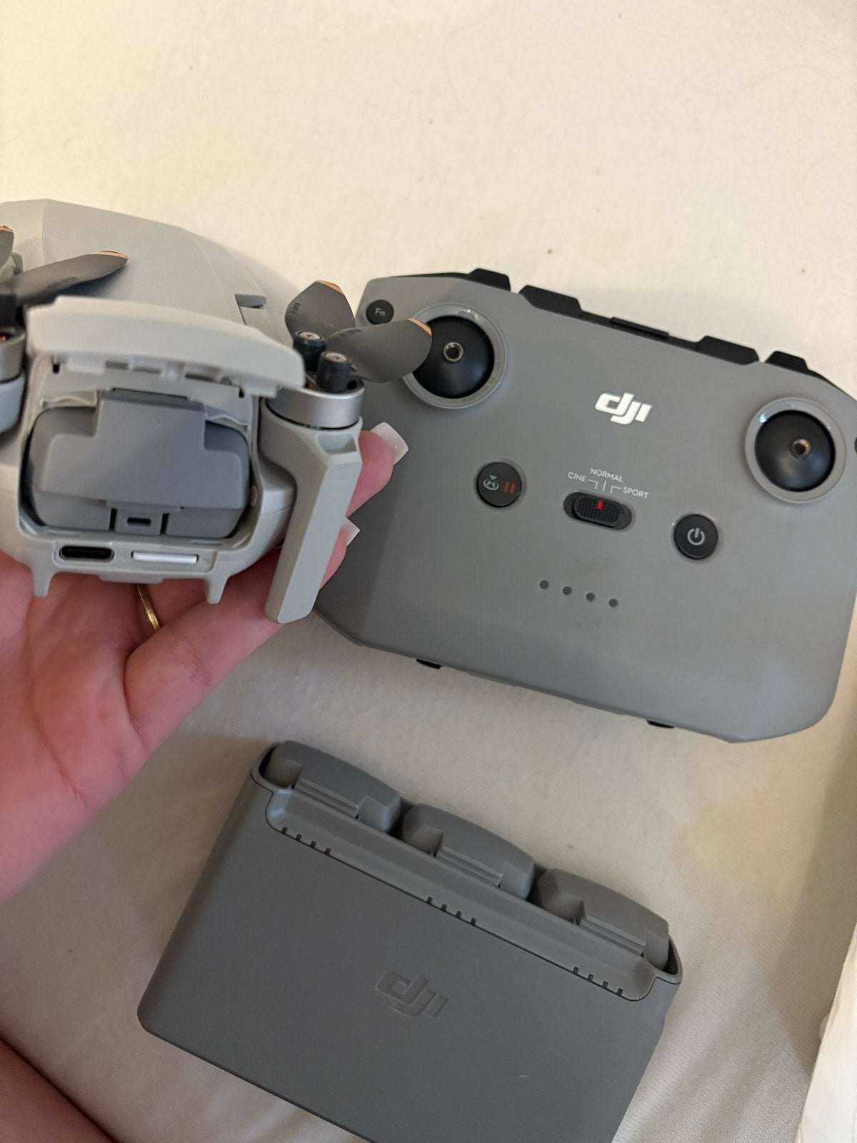DJI Mini 2 SE drone met 4 accu's en Fly More Combo, Cameradrone, Extra accu('s), 5 tot 10 kilometer, Zo goed als nieuw