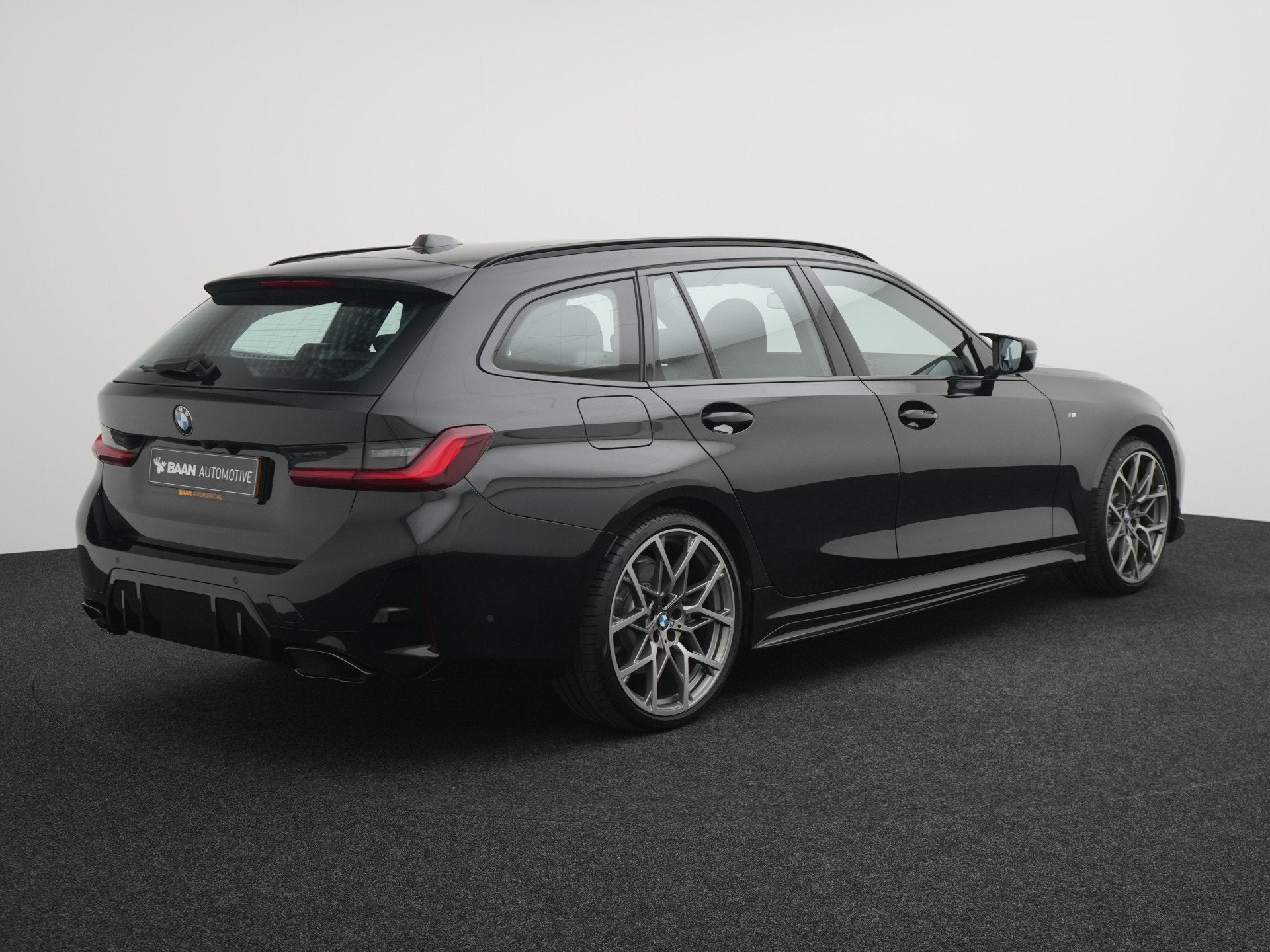 Foto 10 van BMW 3 Serie Touring 330i xDrive M-Sport | M-Performance Pack