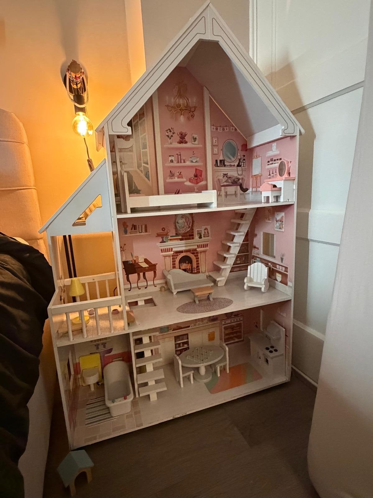 Groot en compleet houten poppenhuis met meubels, Ophalen, Zo goed als nieuw, Overige typen