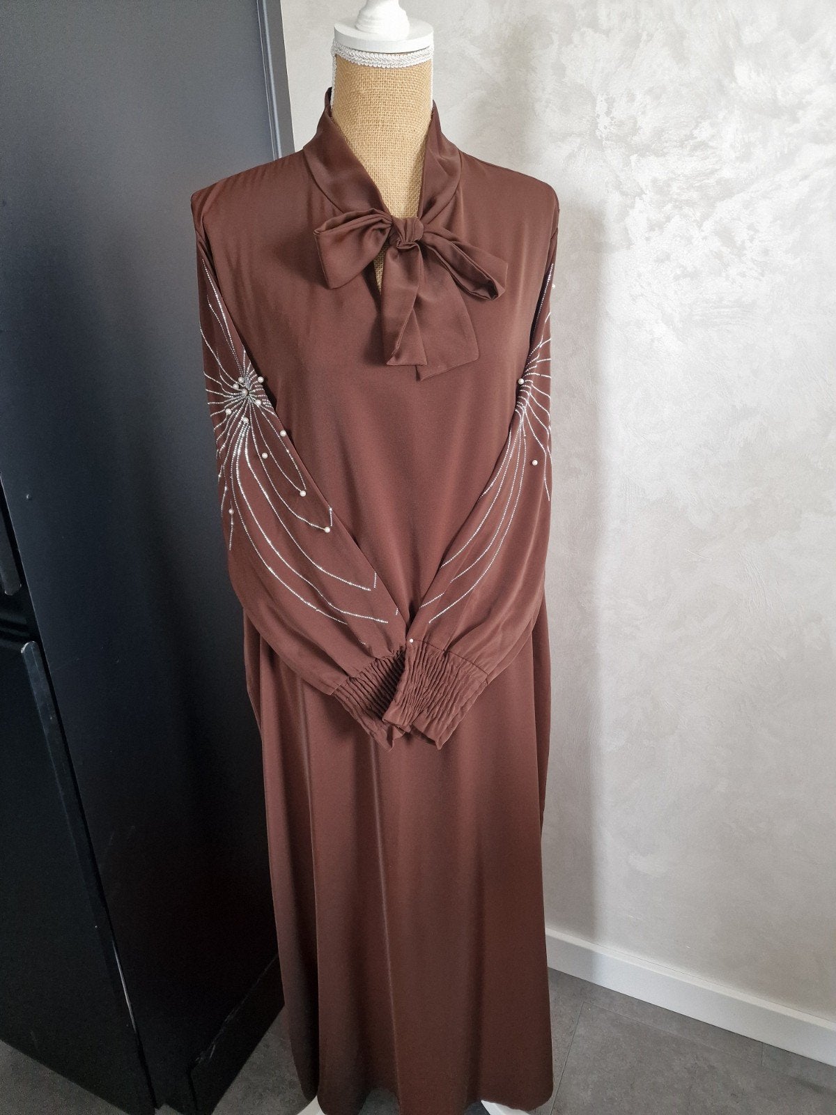 Elegante Abaya met parels en strikdetail, Kleding | Dames, Jurken, Nieuw, Maat 38/40 (M), Bruin, Onder de knie, Ophalen of Verzenden