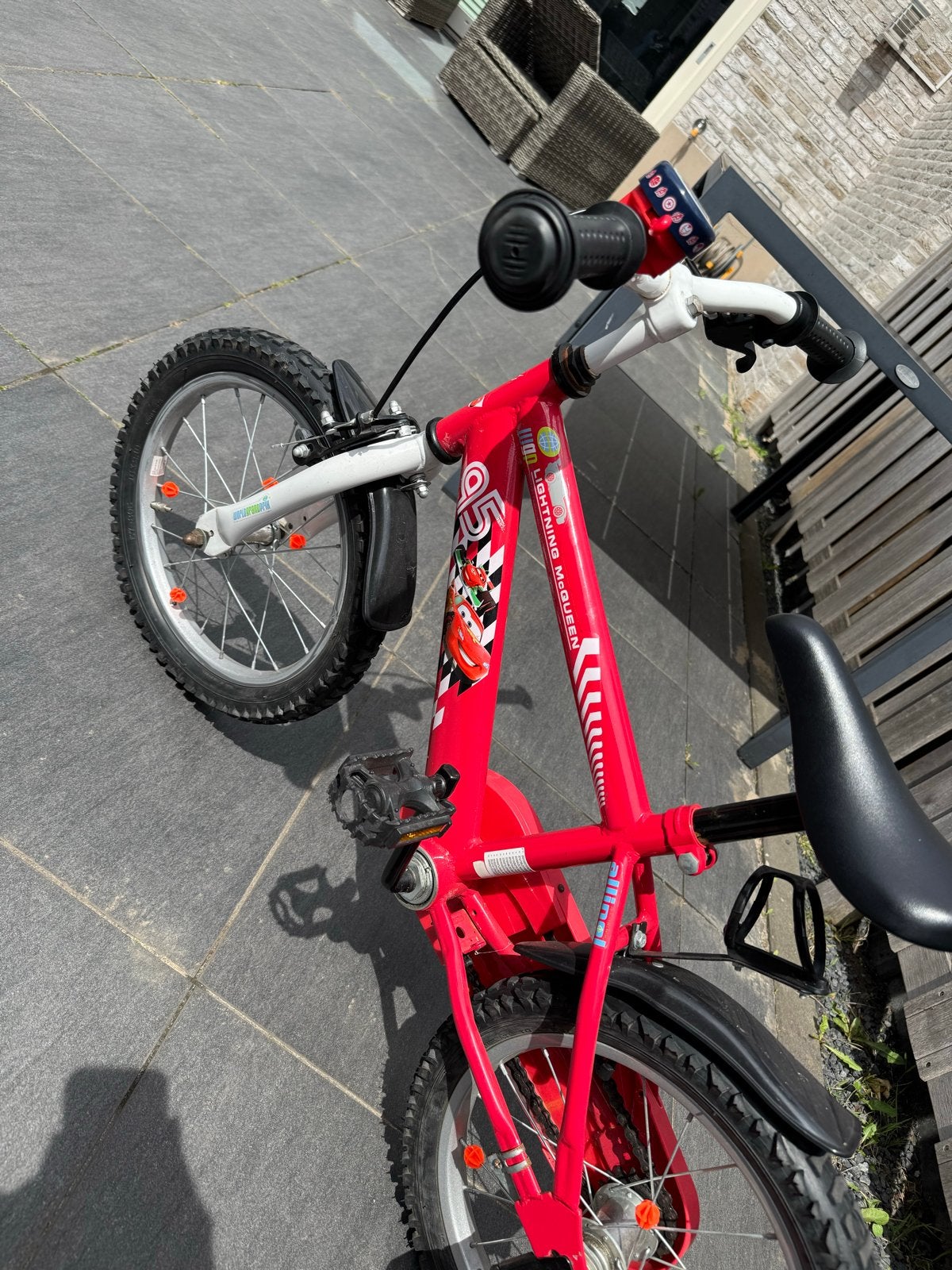 Kinderfiets Disney Cars 16 inch - Zo goed als nieuw, Fietsen en Brommers, Fietsen | Kinderfietsjes, Ophalen, Terugtraprem, Zijwieltjes