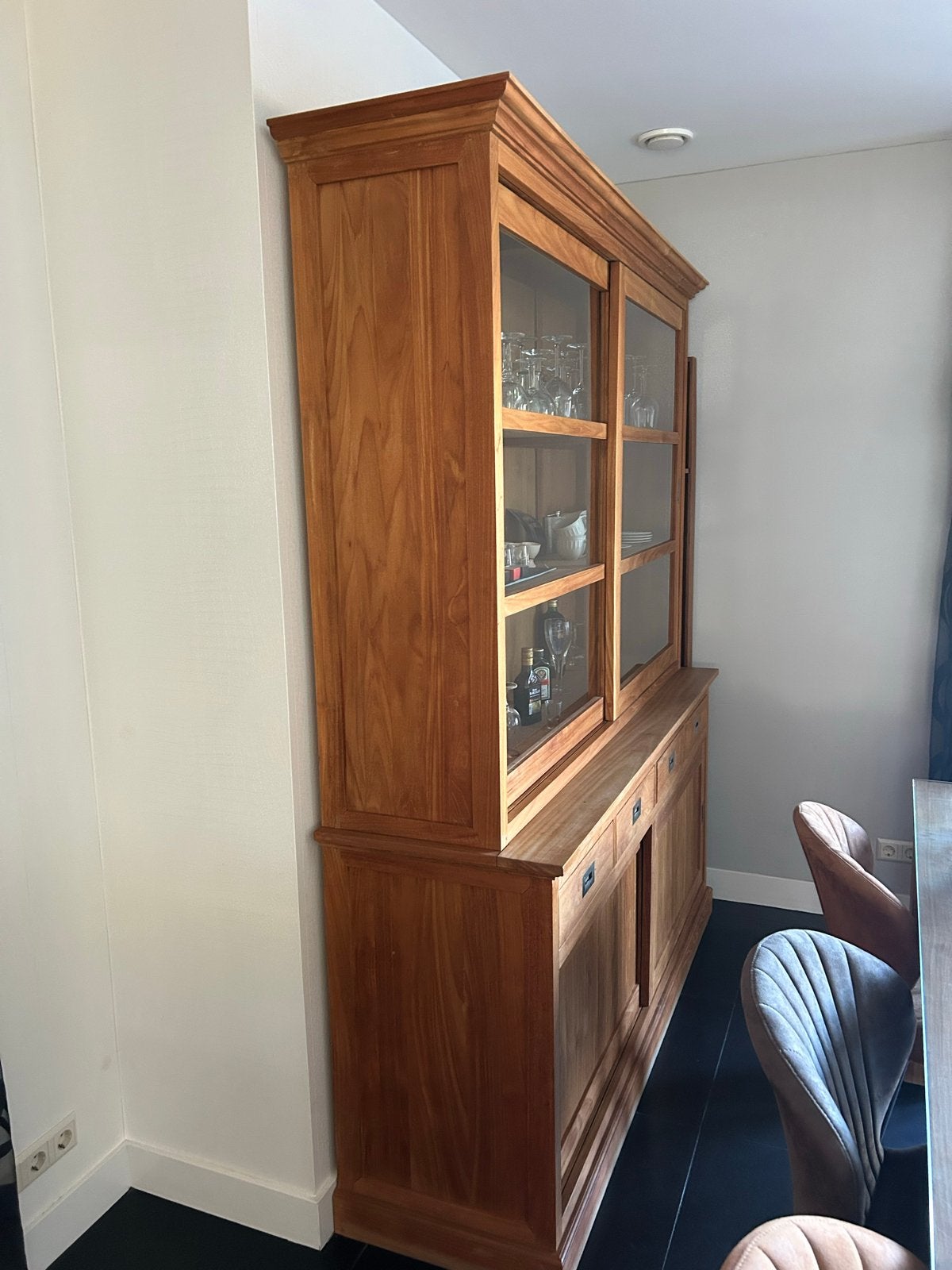 Teak houten buffetkast met glazen schuifdeuren, Ophalen, Gebruikt, 100 tot 150 cm, Teakhout