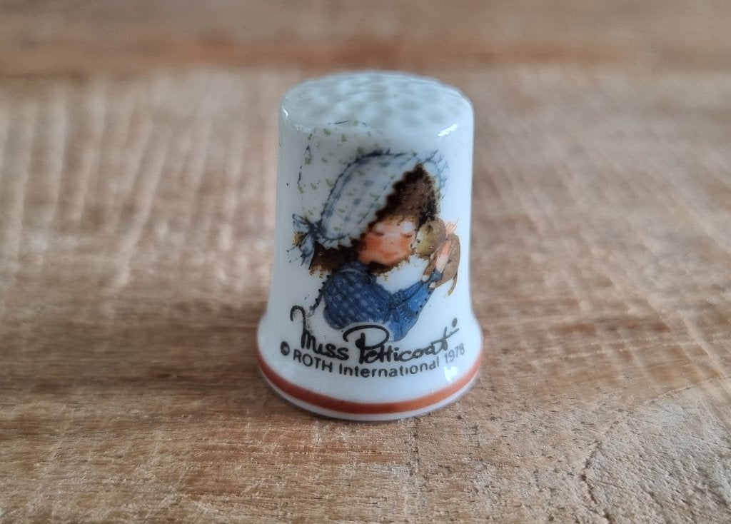 Vingerhoedje Miss Petticoat 311, Ooststraat 13, Kapelle, Dorcas Kapelle, Ophalen of Verzenden, Zo goed als nieuw