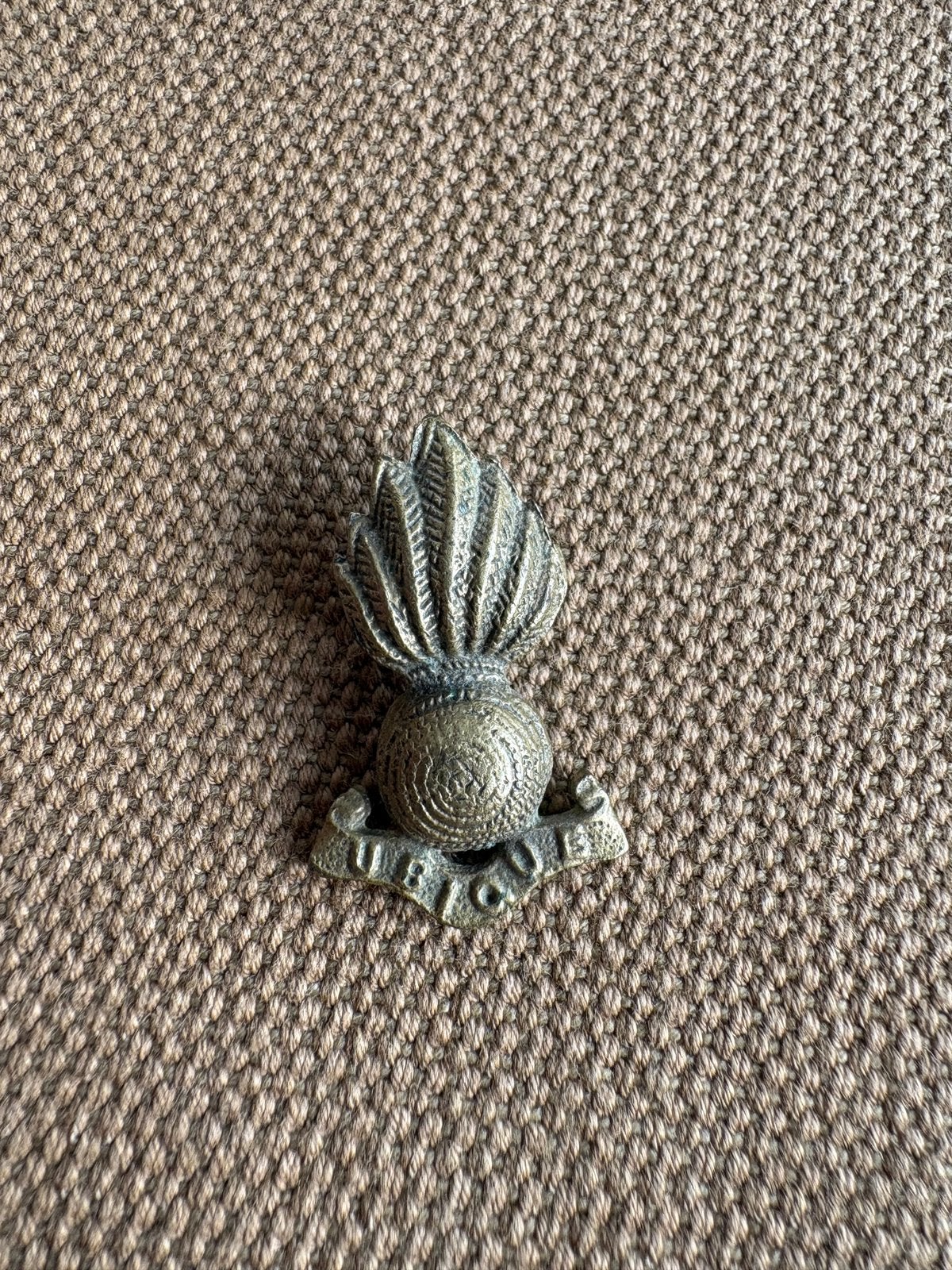Royal artillery collar dog wo2, Verzamelen, Ophalen of Verzenden, Engeland, Embleem of Badge