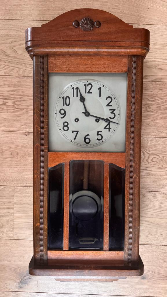 Antieke wandklok Mauthe met een houten kast en een slinger., Ophalen