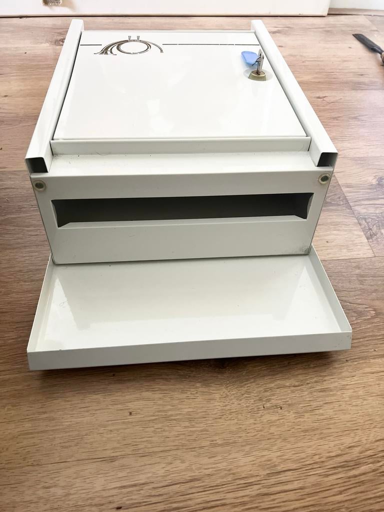 Witte wand brievenbus met sleutel en posthoorn decoratie, Tuin en Terras, Ophalen of Verzenden, Gebruikt, Staal, Wandbrievenbus