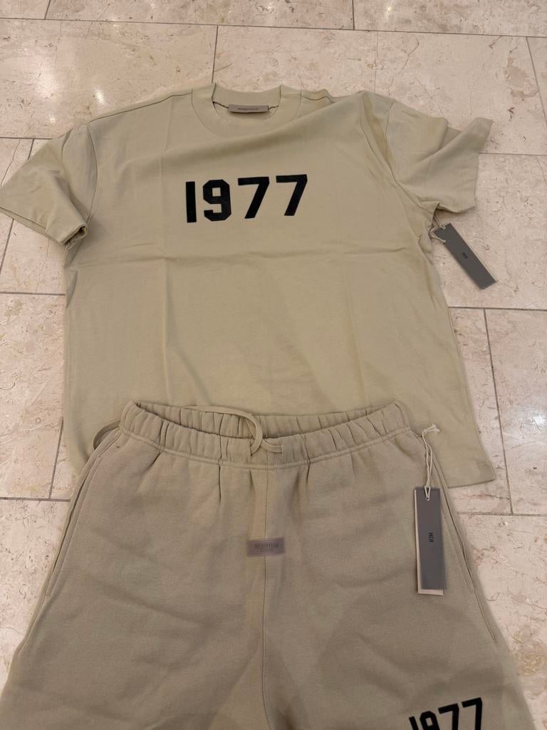Fear of God Essentials 1977 T-shirt & Short Set maat M, Kleding | Heren, T-shirts, Nieuw, Maat 48/50 (M), Beige, Ophalen of Verzenden