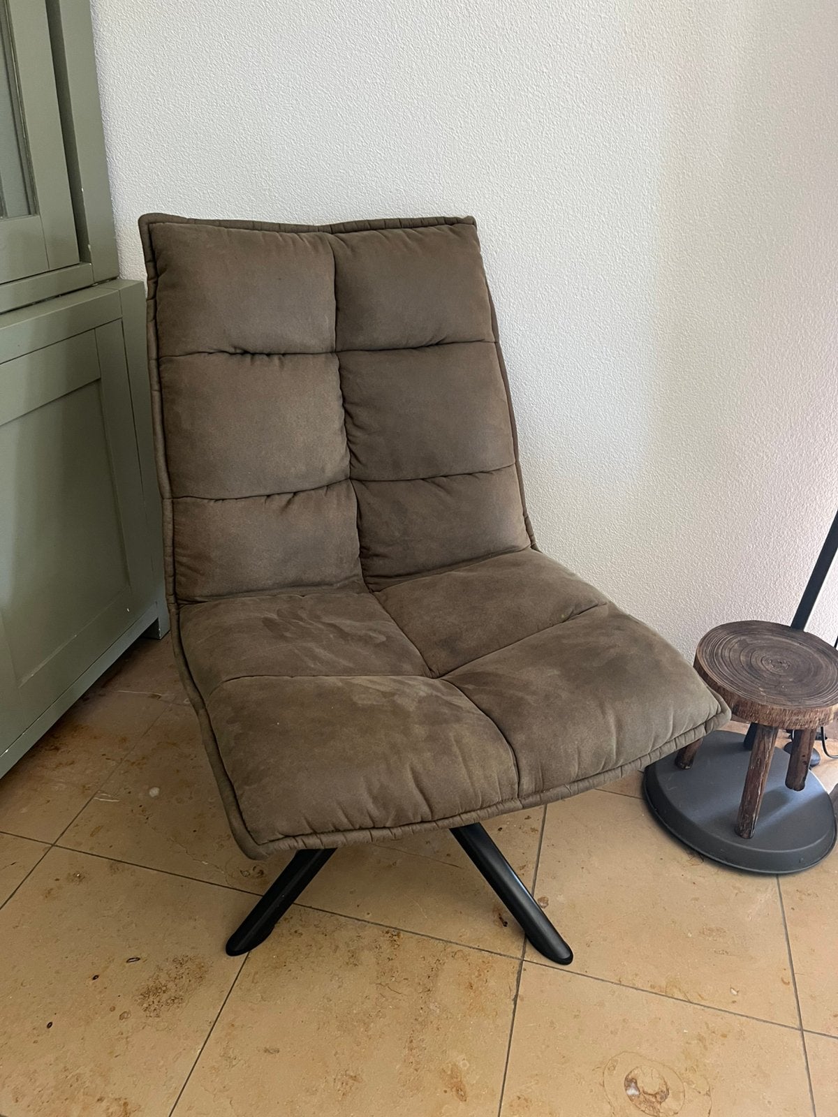 Mooie grote olijfkleurige draaibare fauteuil, Huis en Inrichting, Ophalen, 75 tot 100 cm, Zo goed als nieuw, Stof