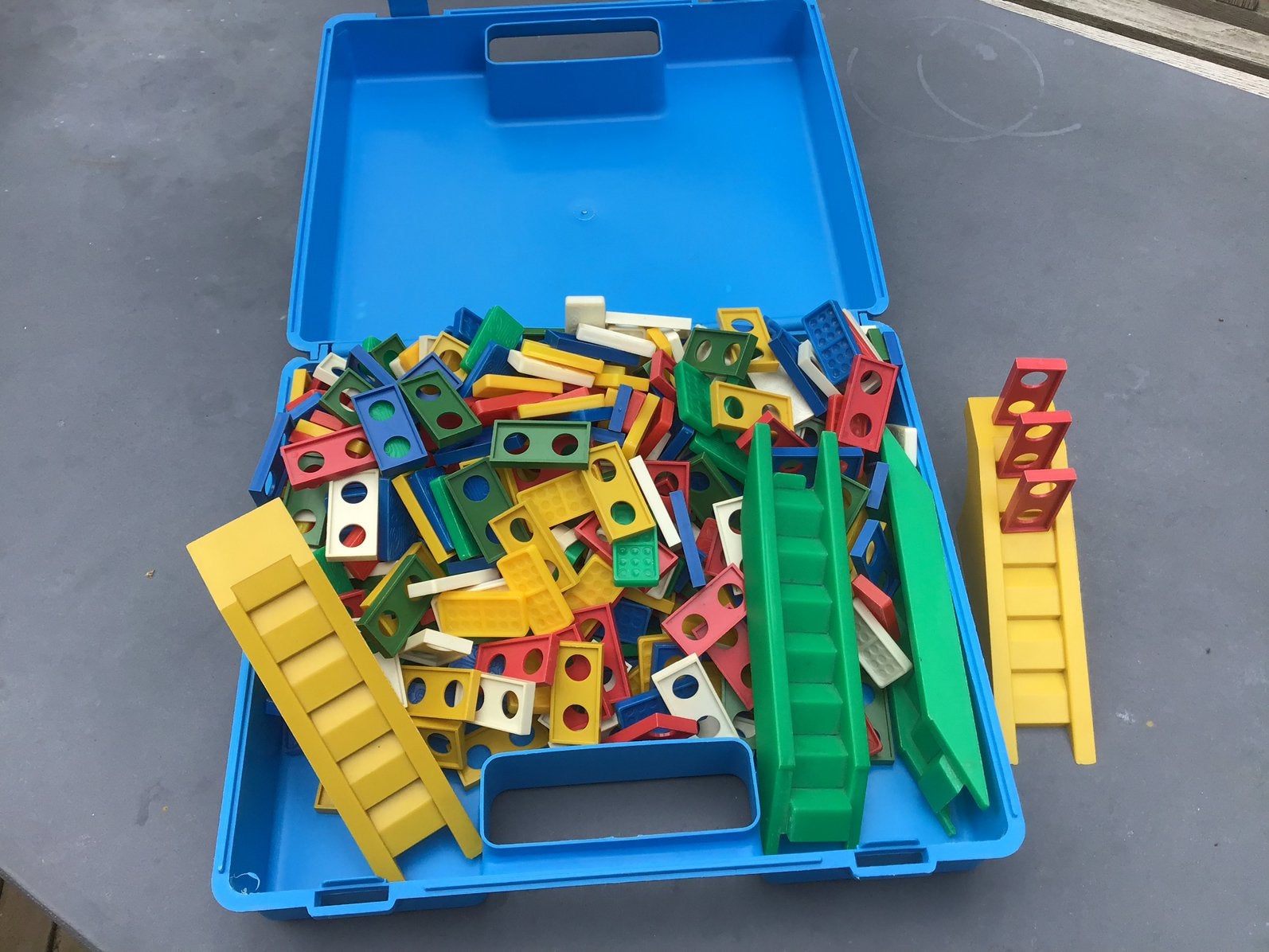 Koffertje vol met dominostenen en bruggetjes - retro/vintage, Kinderen en Baby's, Ophalen of Verzenden, Zo goed als nieuw