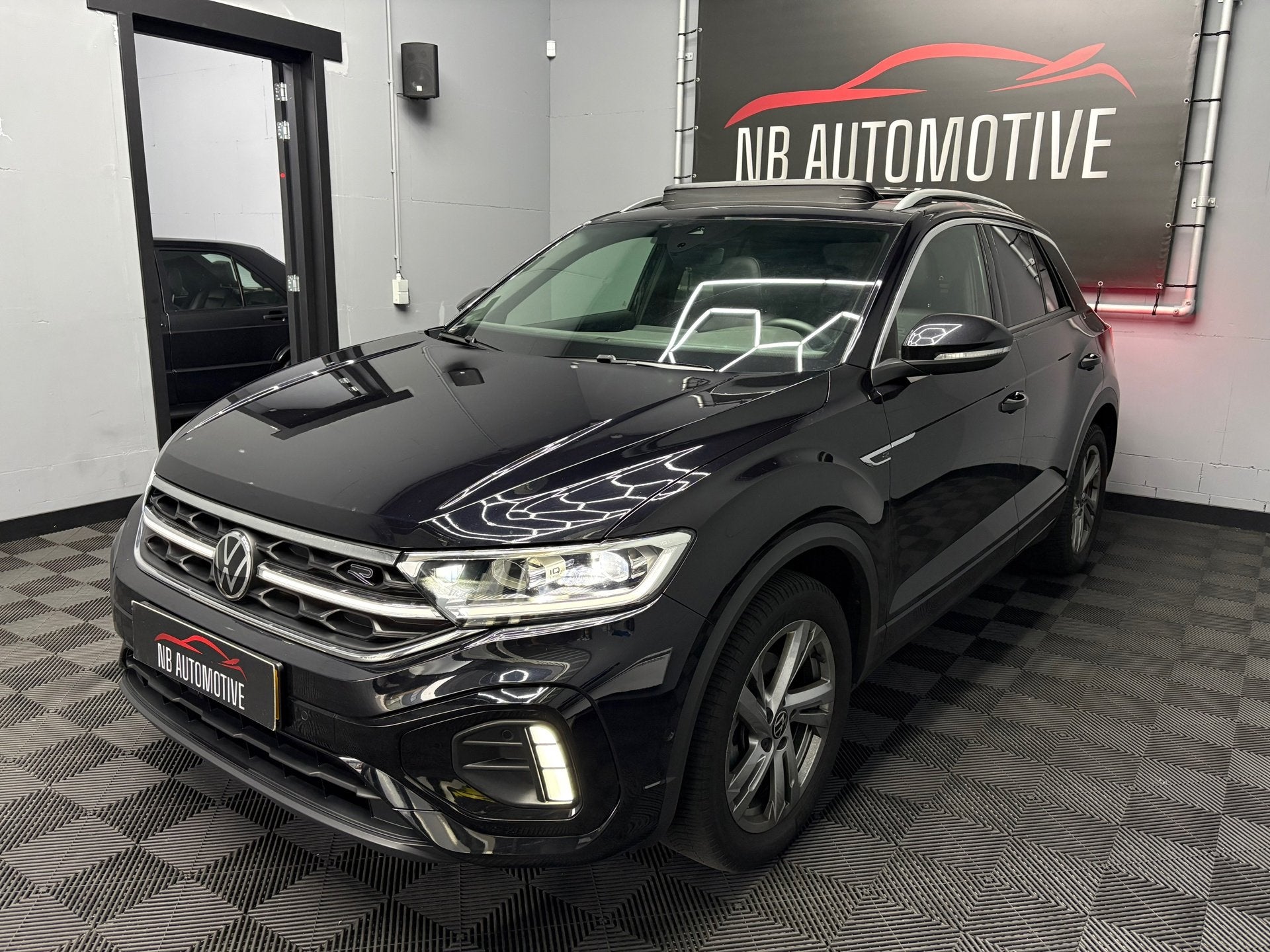 Volkswagen T-Roc 1.5 TSI R-Line, 4 cilinders, 150 pk, Zwart, 1253 kg