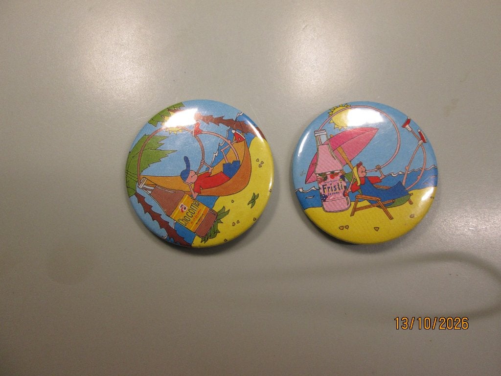 2 buttons, Ophalen of Verzenden, Overige onderwerpen