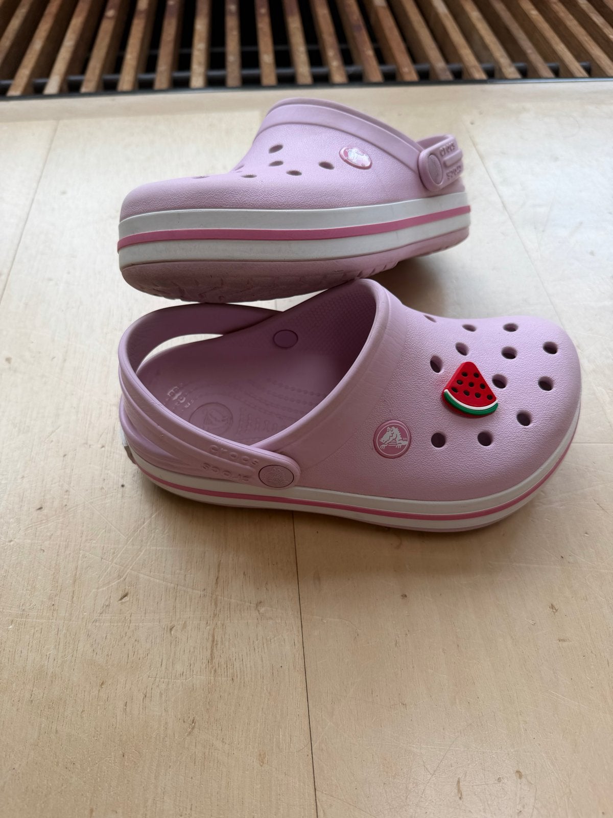 Roze Crocs sandalen maat 32-34 (J1) met watermeloen Jibbitz, Ophalen of Verzenden, Gebruikt, Meisje, Schoenen