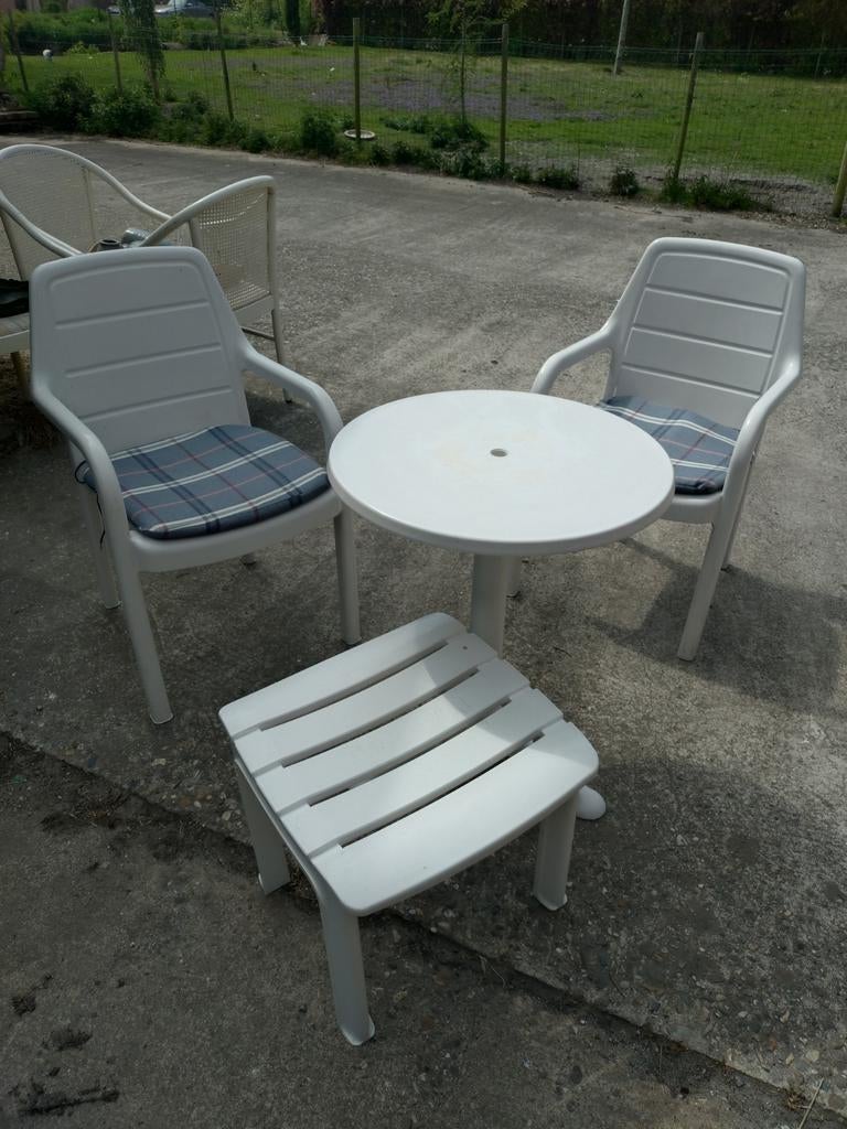 Eenvoudige kunststof tuinset met 2 stoelen en tafel, Tuin en Terras, Kunststof, Gebruikt, Eettafel, Tuinset