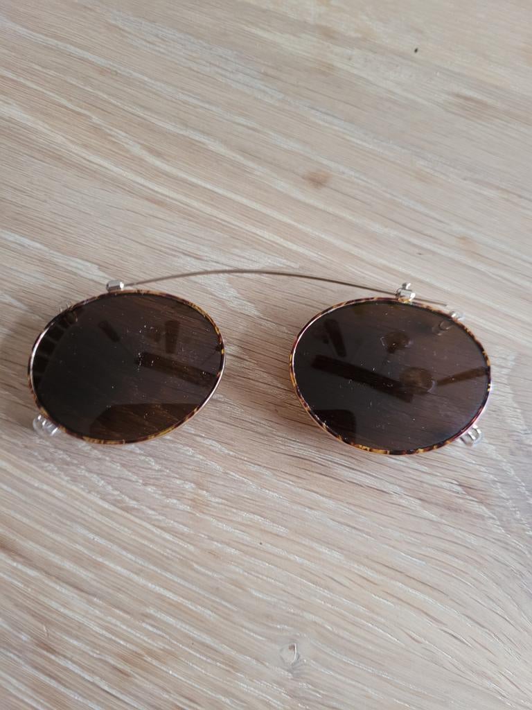 Clip-on zonnebril bruin schildpadpatroon, Sieraden, Tassen en Uiterlijk, Zonnebrillen en Brillen | Dames, Overige merken, Gebruikt