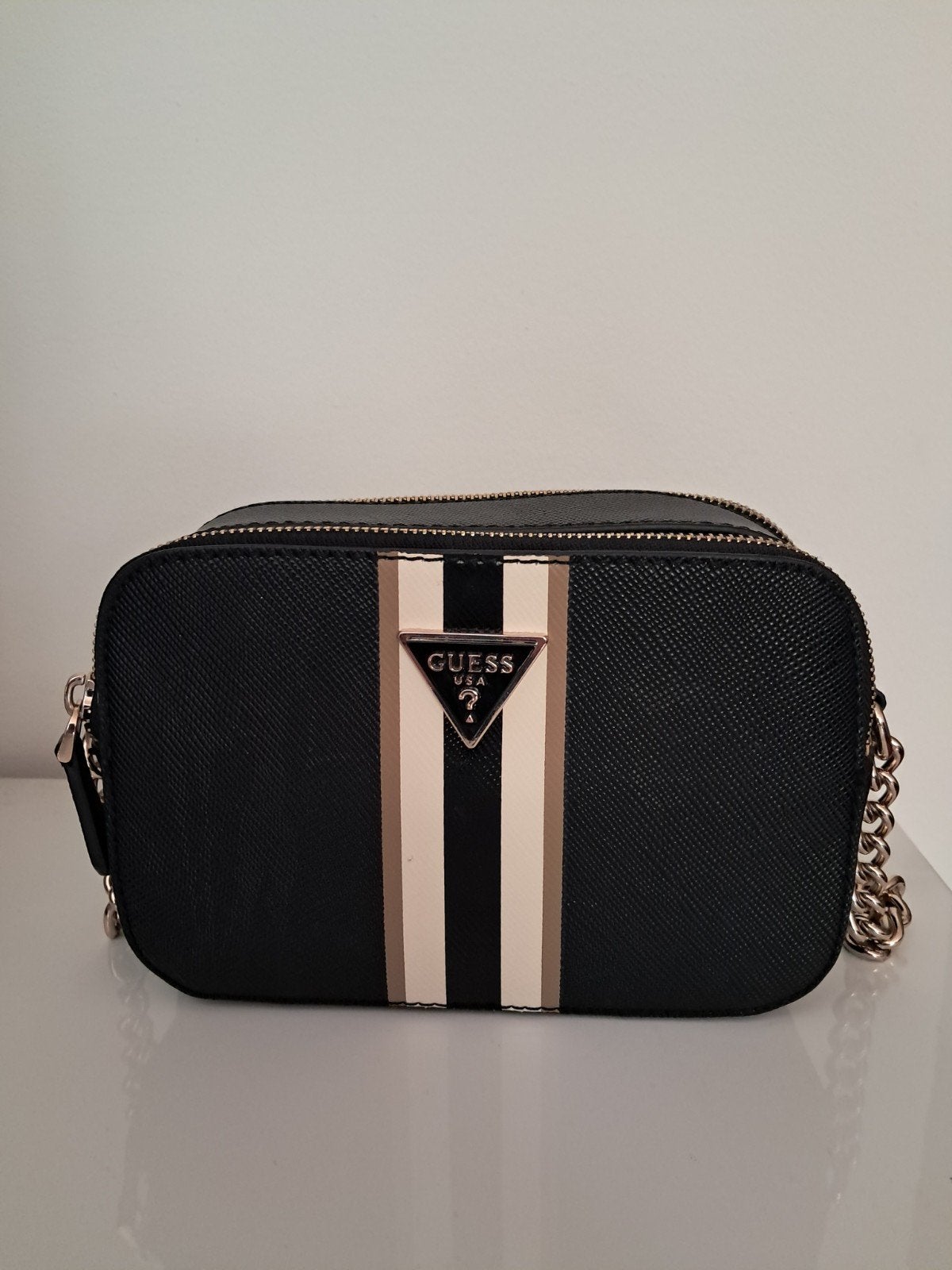 Guess Schoudertasje Zwart met Goudkleurige Ketting, Ophalen of Verzenden, Zo goed als nieuw, Zwart, Schoudertasje