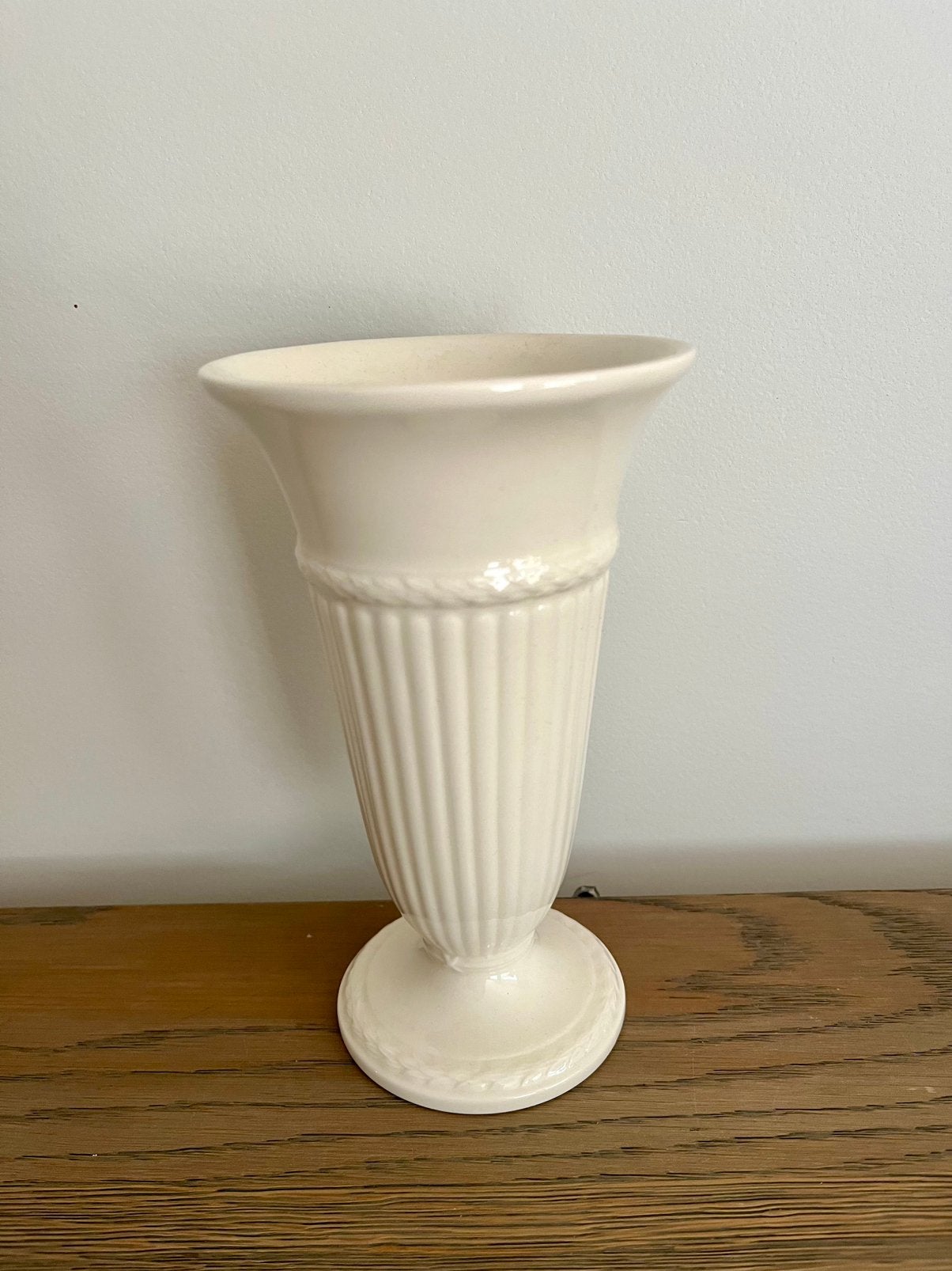 Wedgwood Edme vaas 17 cm hoog, Overige kleuren, Aardewerk of Porselein, Ophalen of Verzenden, Zo goed als nieuw