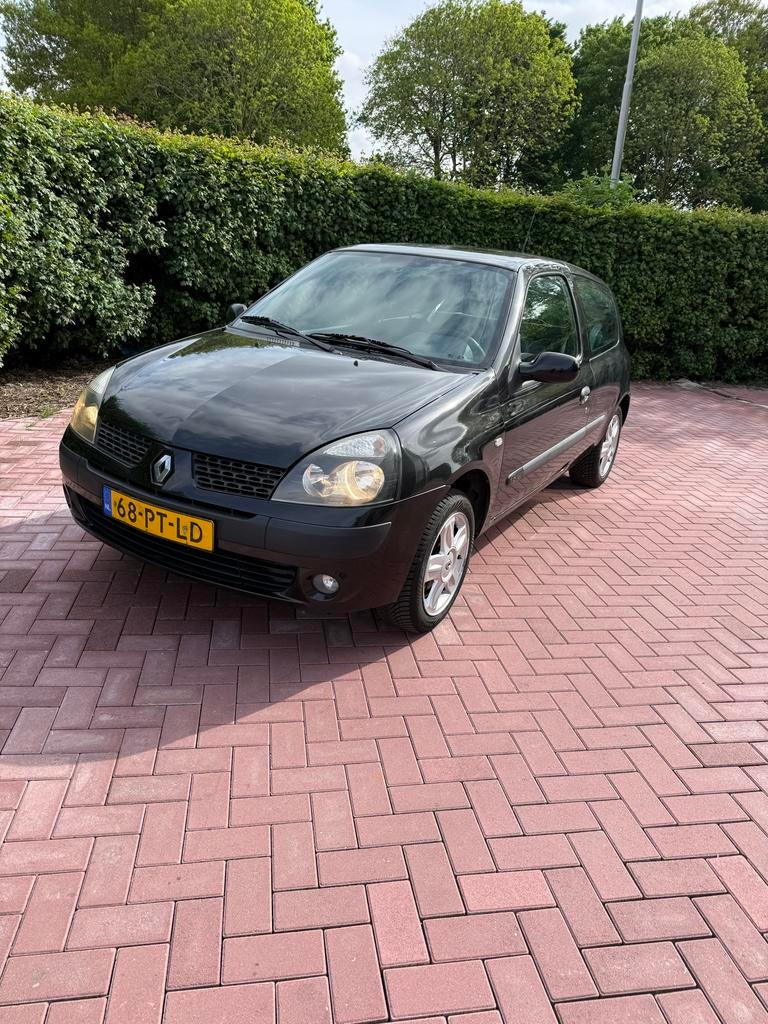 Renault Clio 1.6 16V Dynbas E4 2004 Zwart, Auto's, Renault, Voorwielaandrijving, 537 kg, 40 €/maand, 4 cilinders
