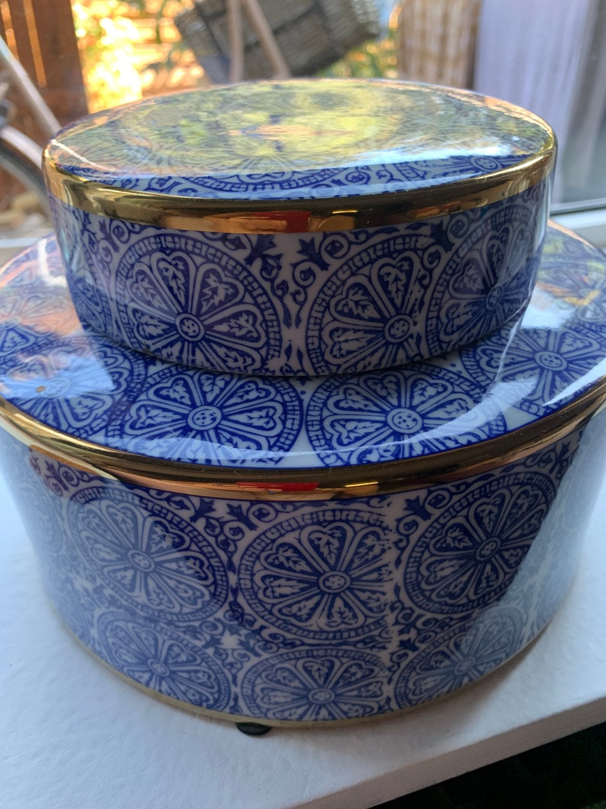 Prachtige blauw-witte porseleinen opbergdoos met gouden rand, Schaal, Rond, Ophalen of Verzenden, Zo goed als nieuw