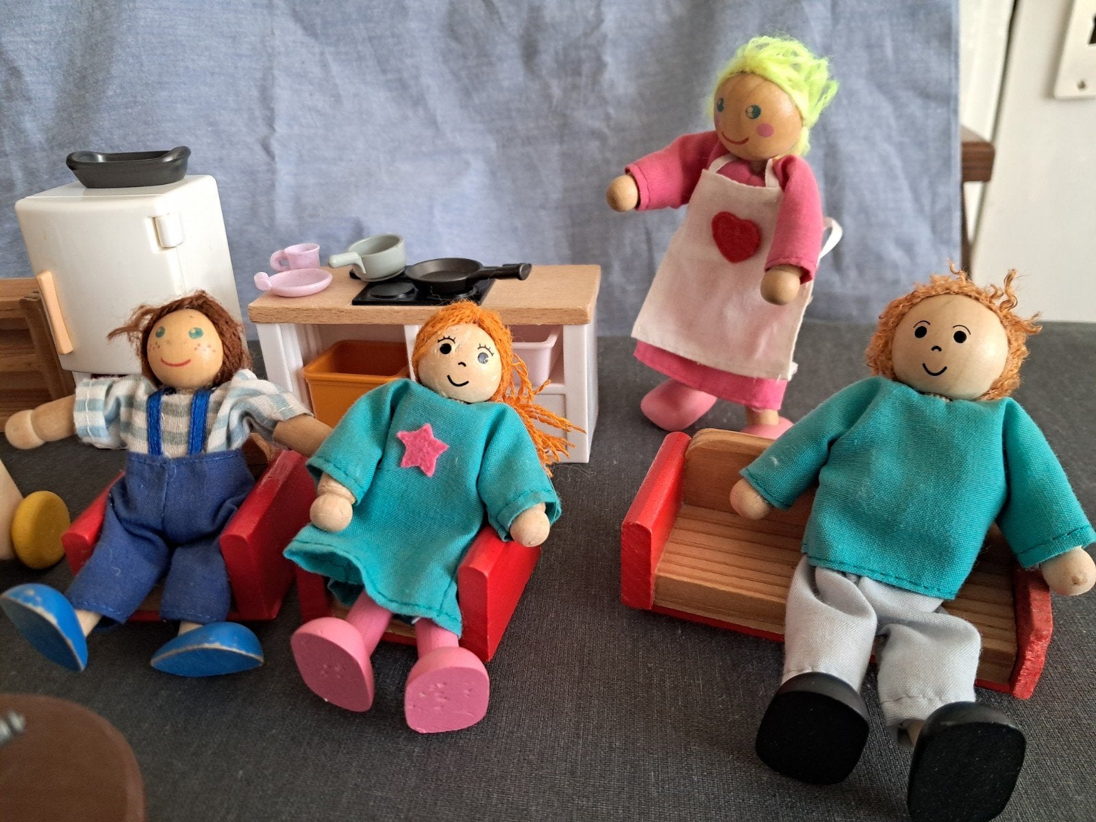 Foto 19 van Groot Playwood Poppenhuis met Meubels Poppetjes & Accessoire