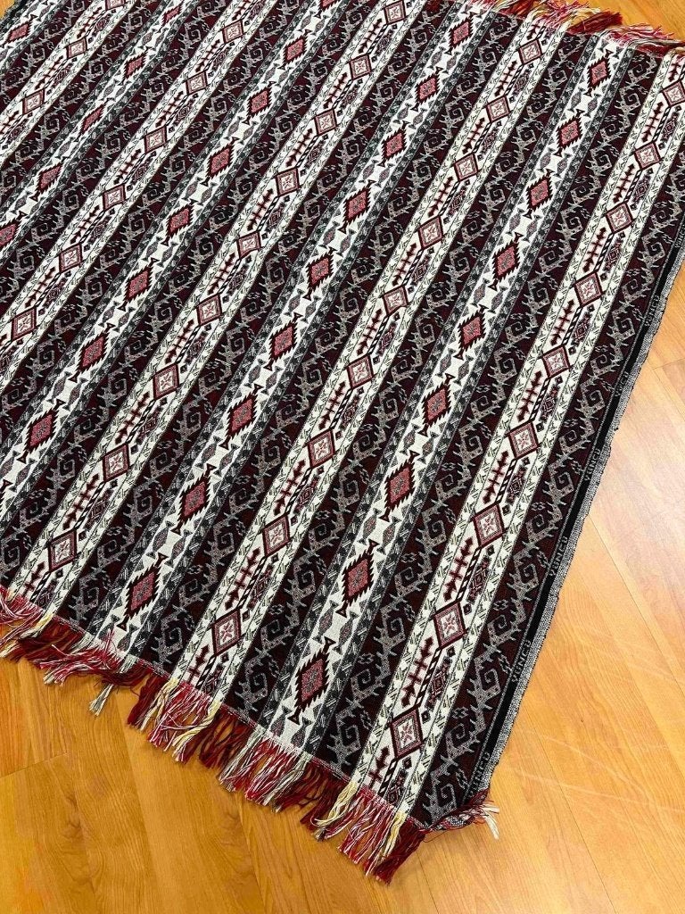 Kleed  bordeaux rood grijs tweezijdig franje 138/134 cm, Gebruikt, 100 tot 150 cm, Ophalen of Verzenden, Mon Plaisir 19, Etten-Leur, Netherlands