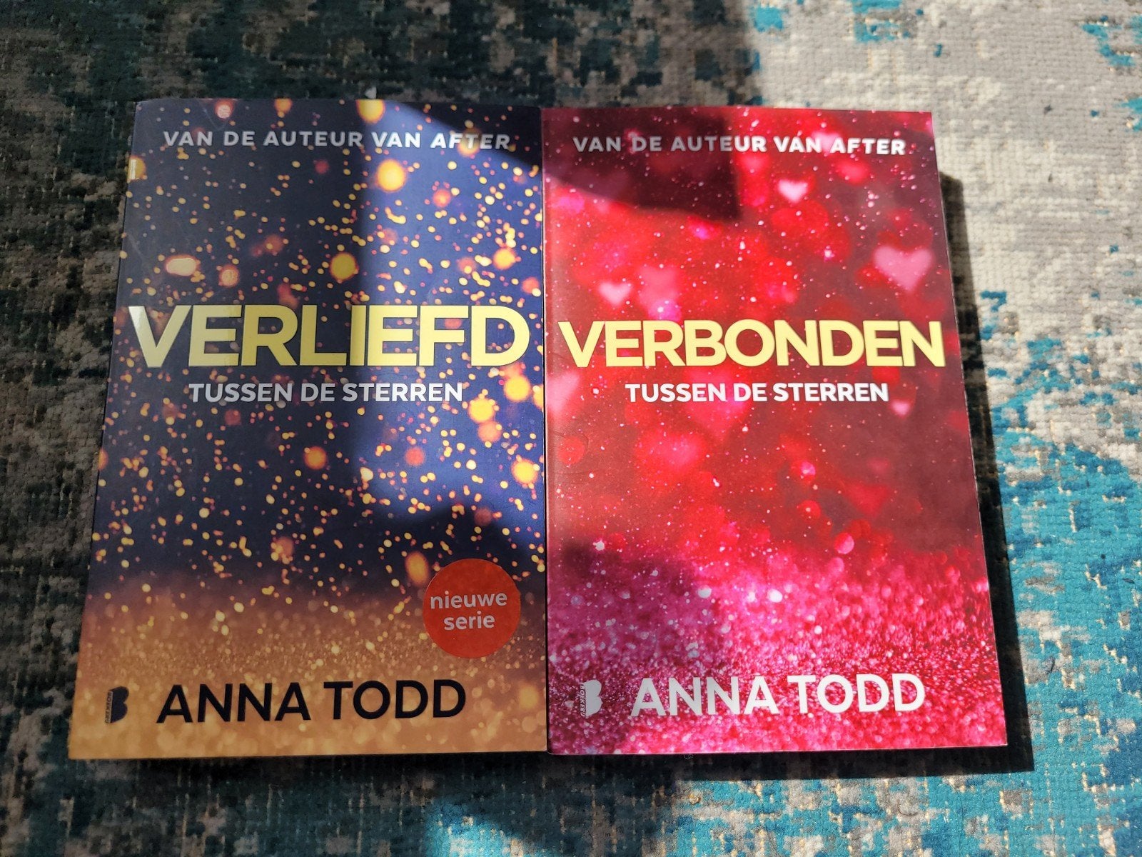 Anna Todd - Verliefd & Verbonden (Tussen de Sterren), Ophalen of Verzenden, Zo goed als nieuw, Anna Todd, Nederland