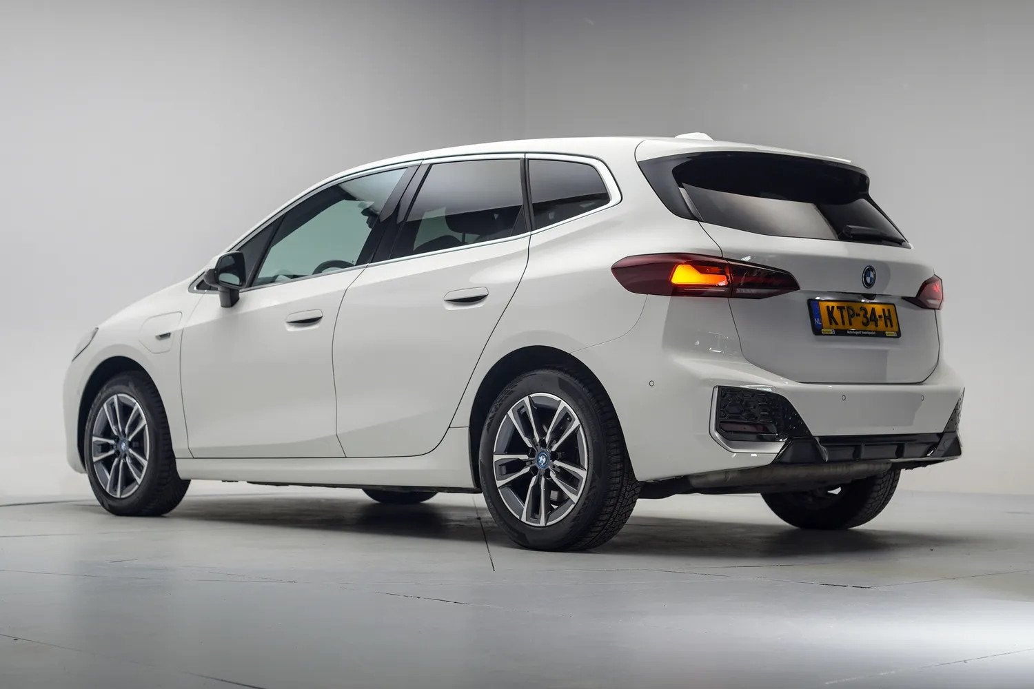 BMW 2 Serie Active Tourer 225e xDrive M Sport [ LED Memory S, Auto's, BMW, Automaat, Dealer onderhouden, 1800 kg, Gebruikt