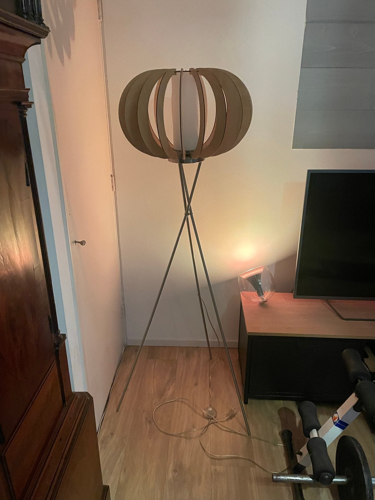 Stijlvolle vloerlamp met houten kap en tripod onderstel, Ophalen, Zo goed als nieuw, Hout, 150 tot 200 cm