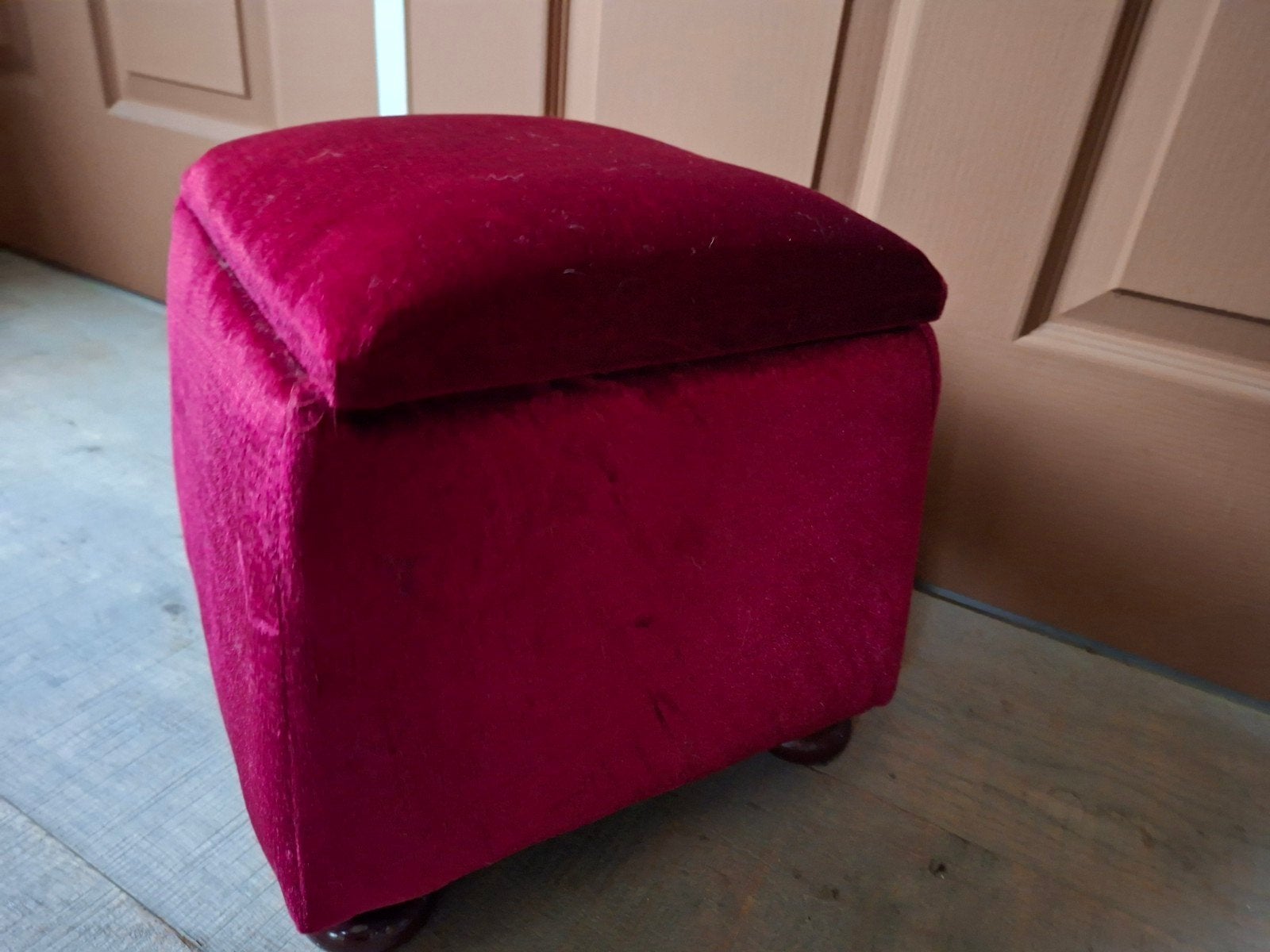 Vintage rood velours poefje , opbergbox hocker, Minder dan 50 cm, Ophalen of Verzenden, Zo goed als nieuw, Nvt