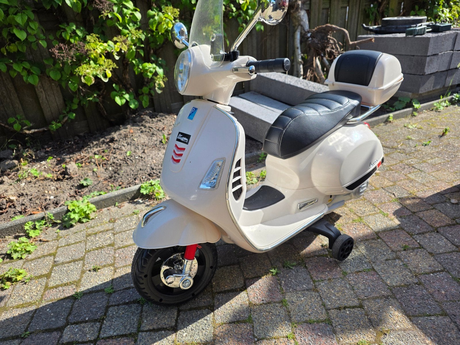 Elektrische Vespa kinderscooter met lader, Ophalen