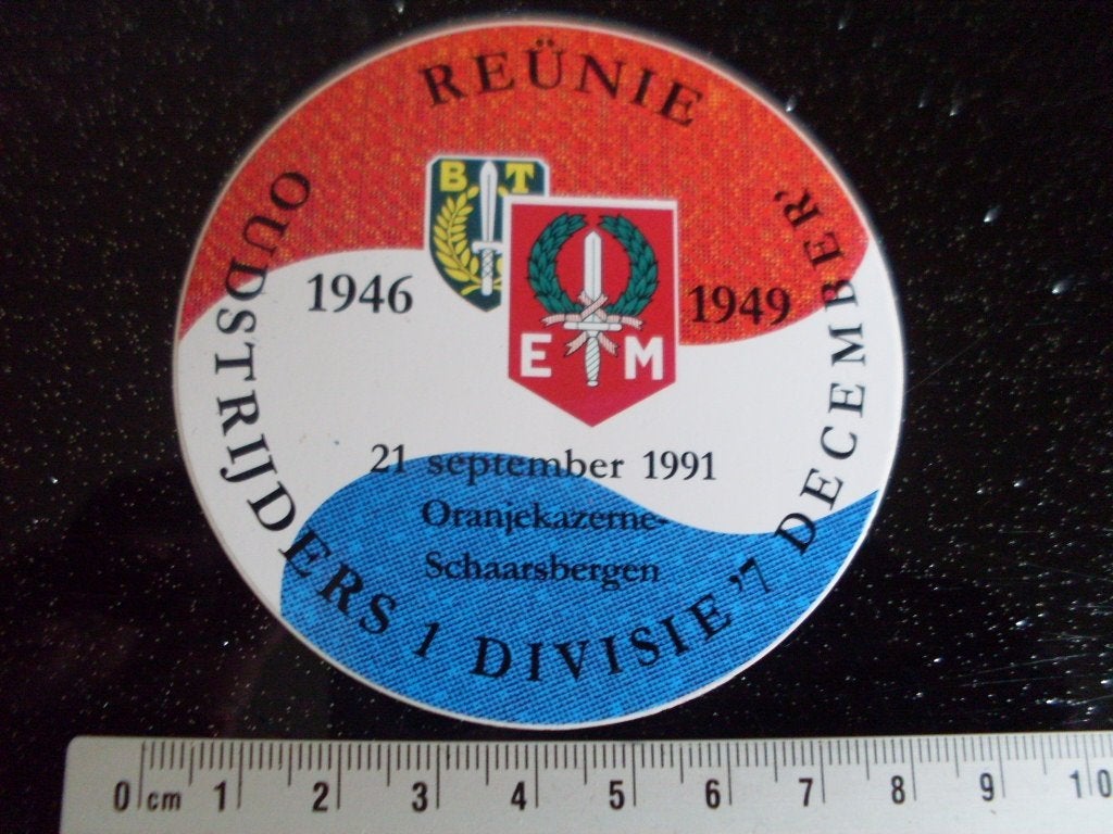 sticker reunie oud strijders 1 divisie 7 december BT EM logo, Verzenden, Zo goed als nieuw, Bedrijf of Vereniging
