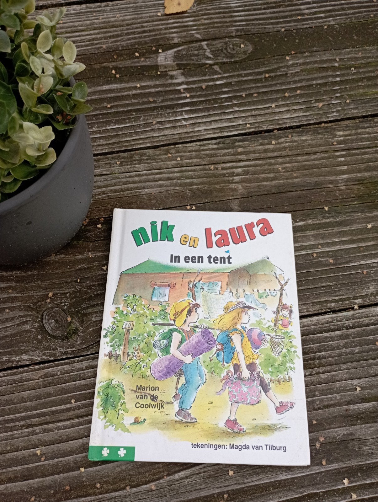 boek "Nik en Laura in een tent", uitgeverij Kluitman, AVI 4, Ophalen of Verzenden, Gelezen, Fictie algemeen