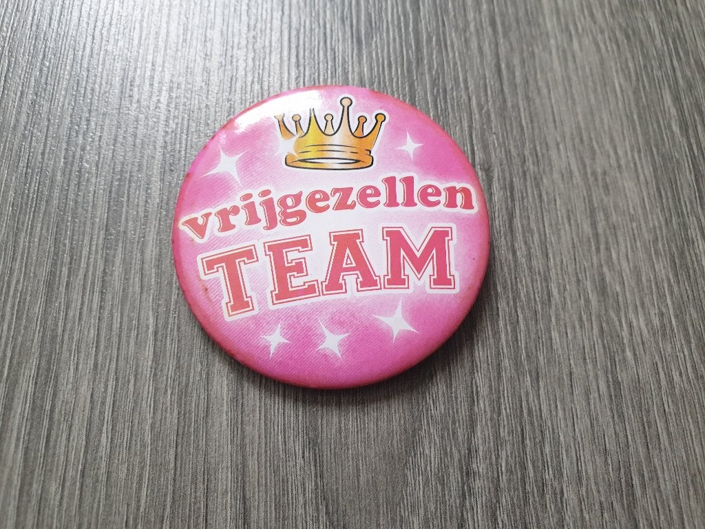 Broche Vrijgezellen Team ~ NH9103, Ophalen of Verzenden, Gebruikt, Feestartikel, Geboorte of Huwelijk