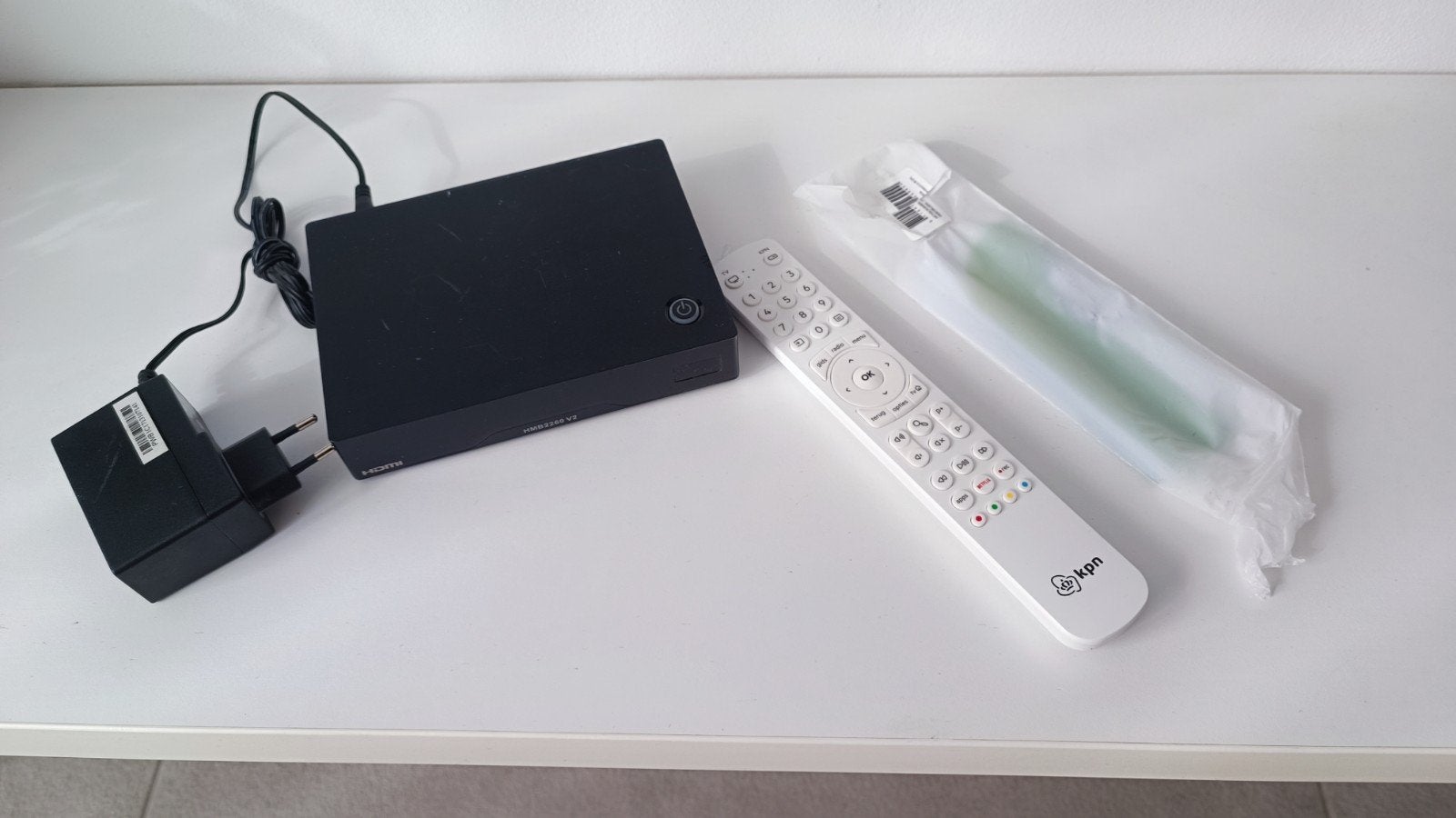 KPN TV+ Box HMB2260 V2 met 2 afstandsbedieningen, Ophalen of Verzenden, Gebruikt, Decoder