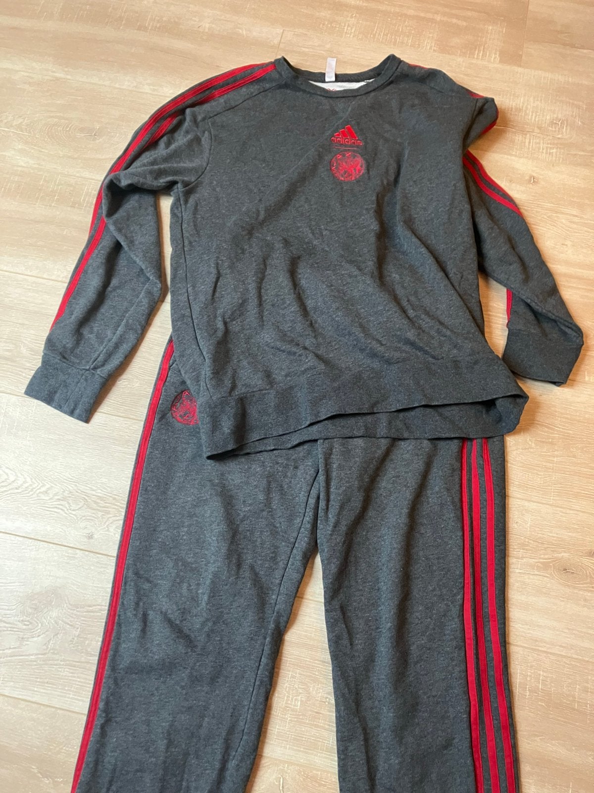 Adidas trainingspak grijs/rood - maat L, Kleding | Heren, Maat 52/54 (L), Ophalen of Verzenden, Zo goed als nieuw, Grijs