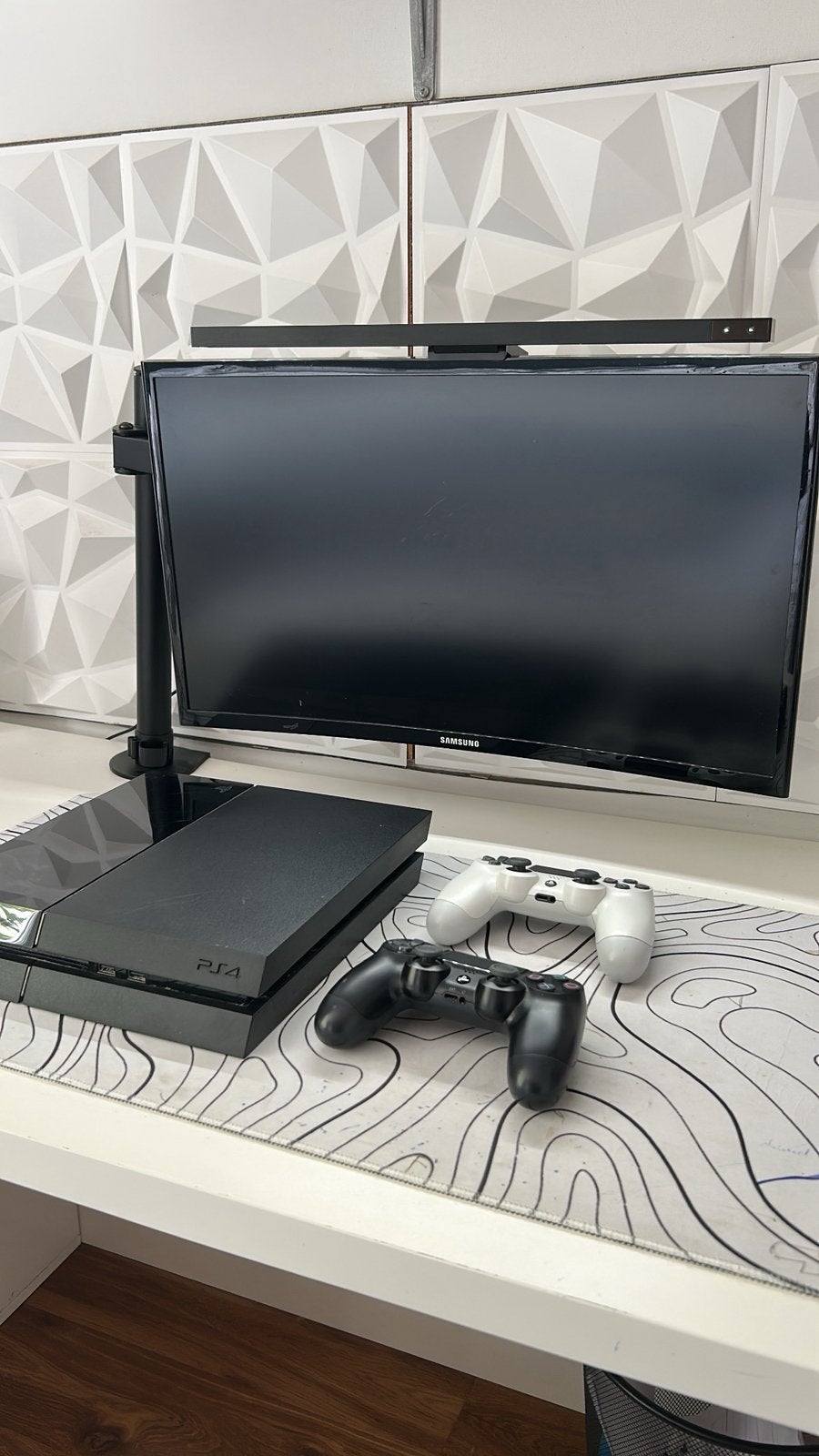 Volledige setup. Monitor, PlayStation 4, controllers, 3 spelers of meer, Ophalen, Zo goed als nieuw, Vanaf 3 jaar