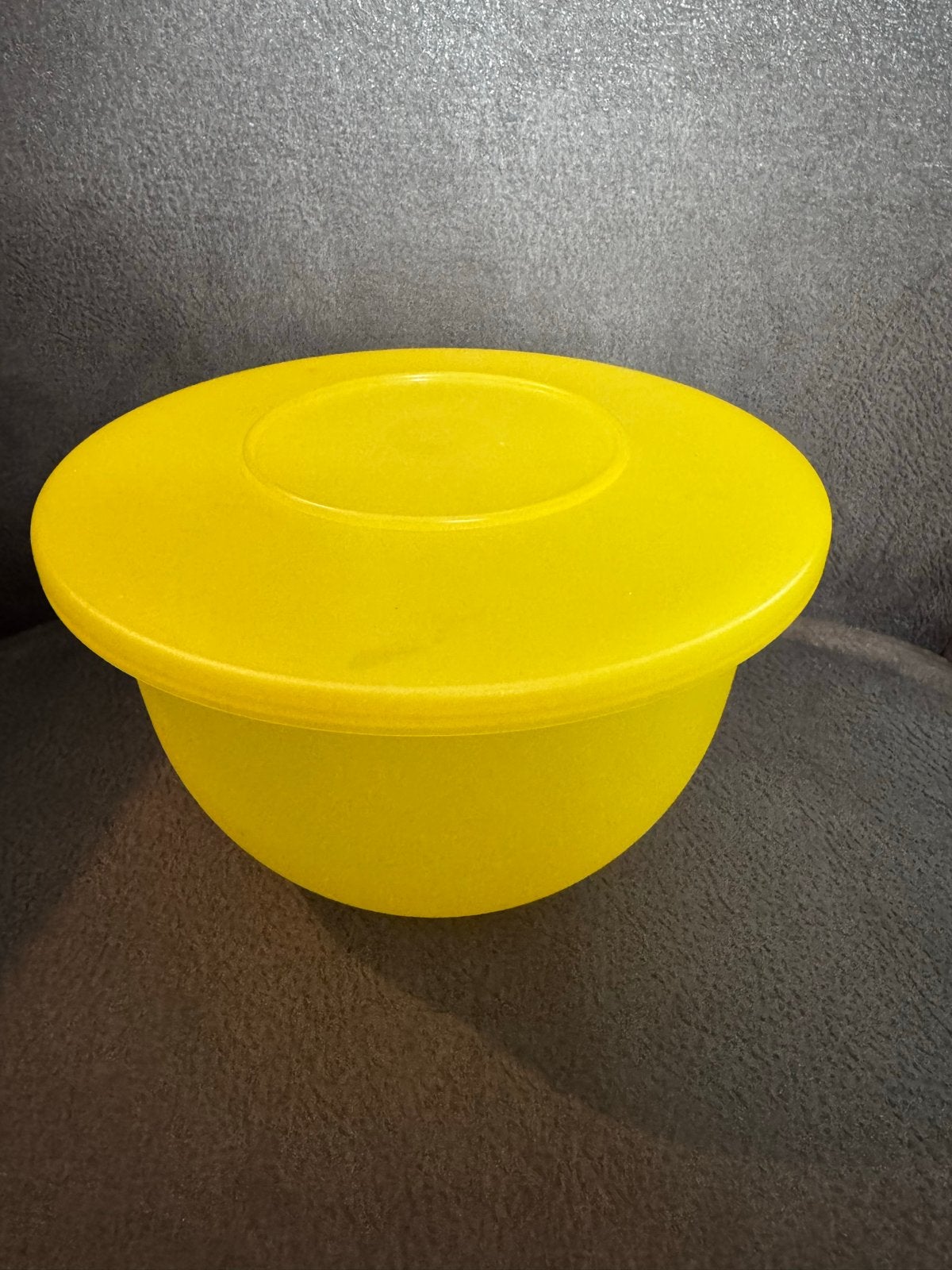 Gele Tupperware kom met deksel - 1,3 liter, Ophalen of Verzenden, Gebruikt, Geel, Bak of Kom