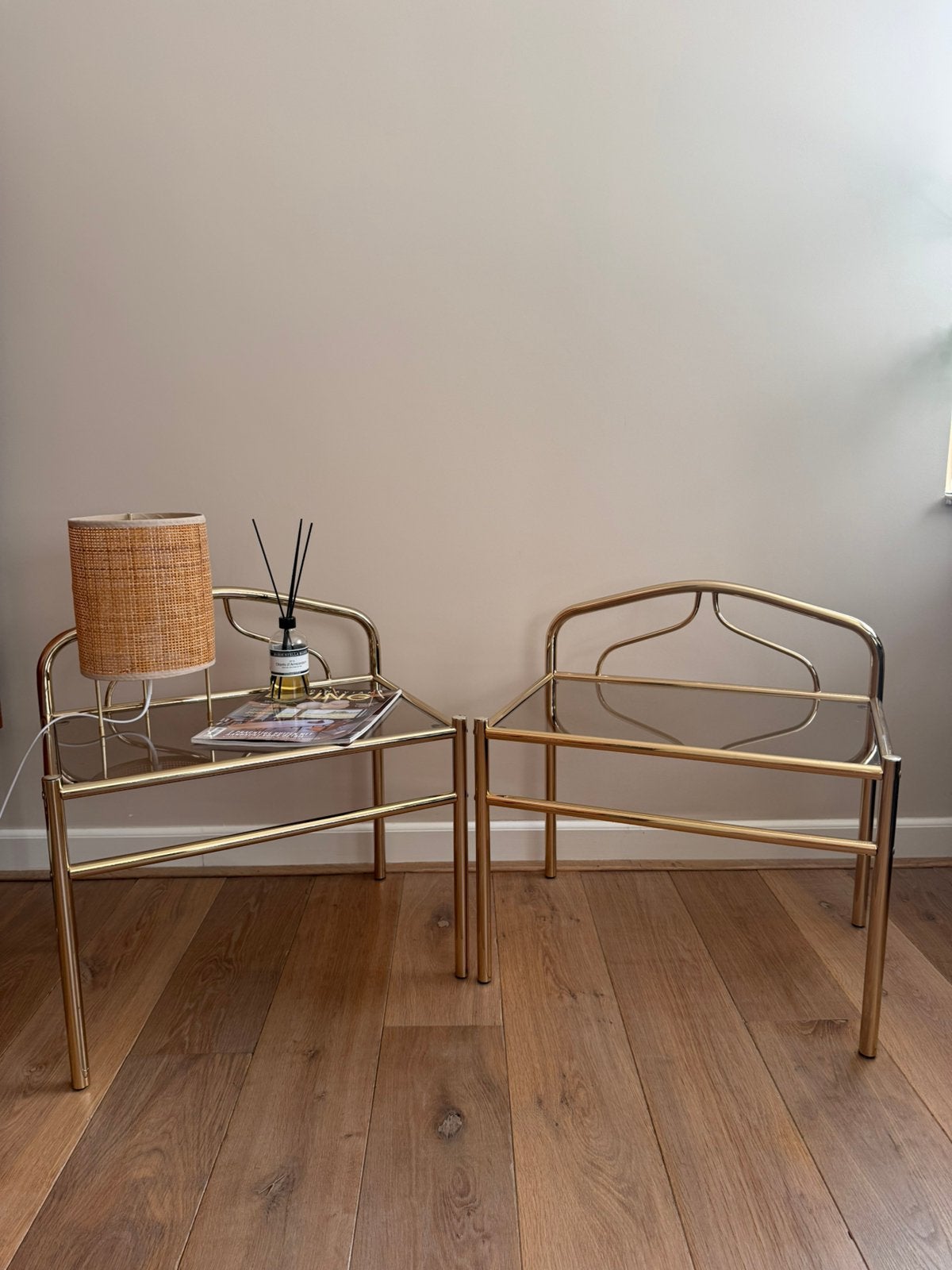 Set Nachtkastjes Messing en Rookglas | Vintage, Huis en Inrichting, Slaapkamer | Nachtkastjes, Gebruikt, 55 tot 70 cm, Minder dan 45 cm