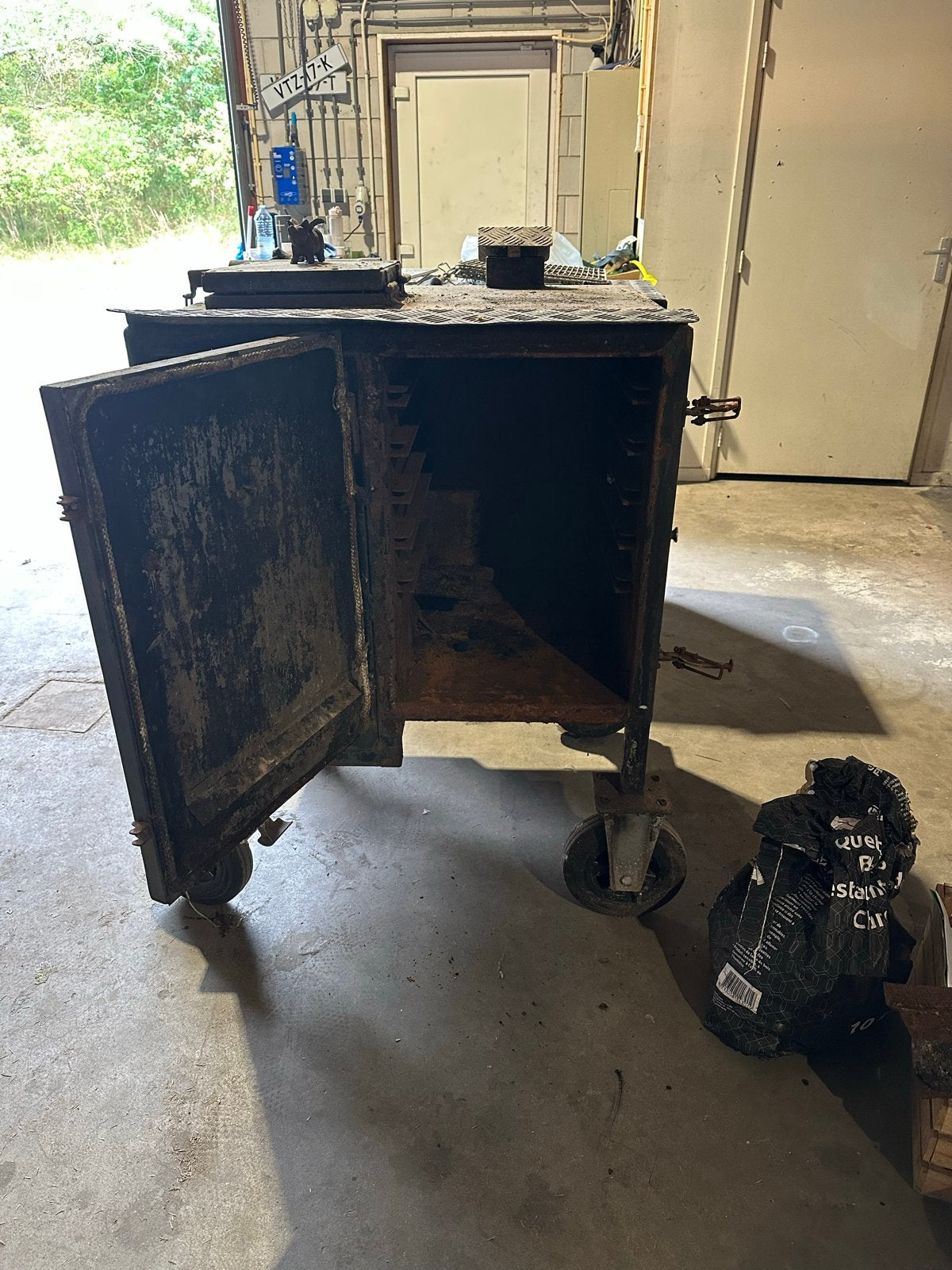 Robuuste BBQ Smoker op wielen - Ideaal voor buitenkeuken, Tuin en Terras, Houtskoolbarbecues, Ophalen, Gebruikt