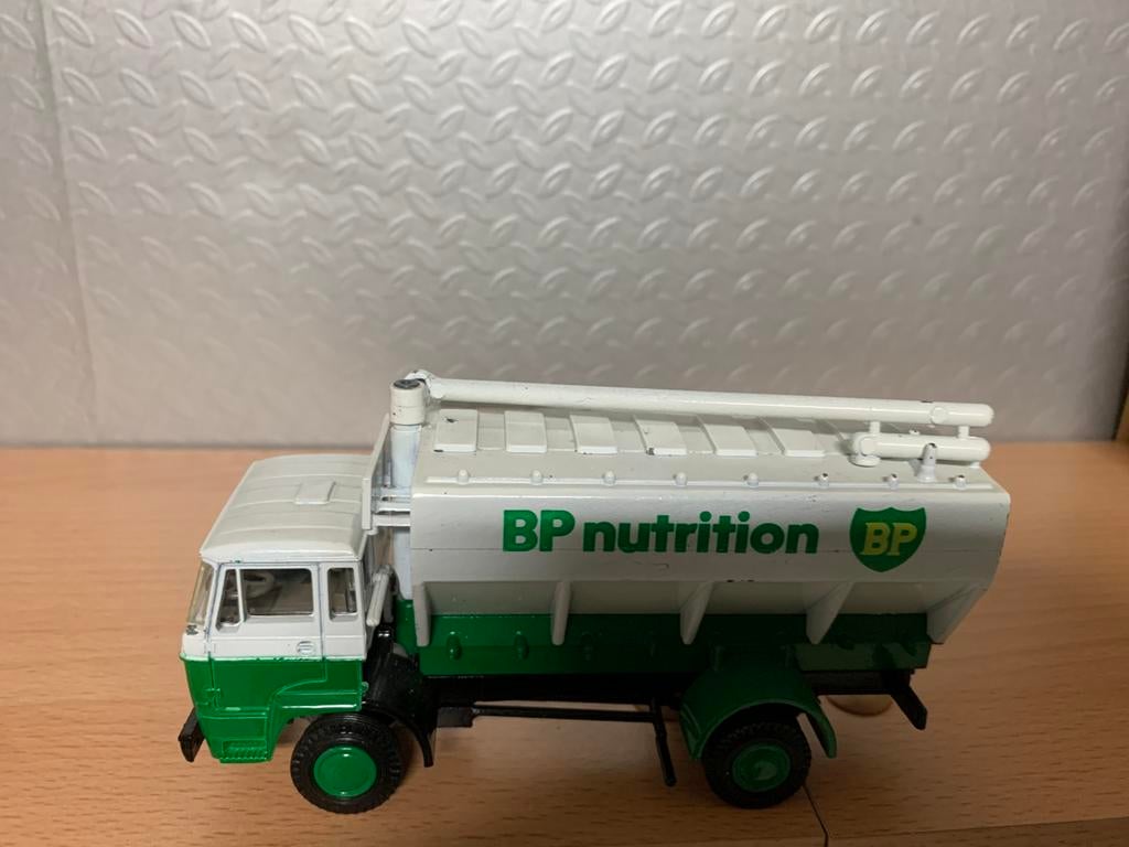 Vijzel auto en bulk tank van bp nutrion mengvoeder, Hobby en Vrije tijd, Modelauto's | 1:50, Ophalen of Verzenden, Zo goed als nieuw