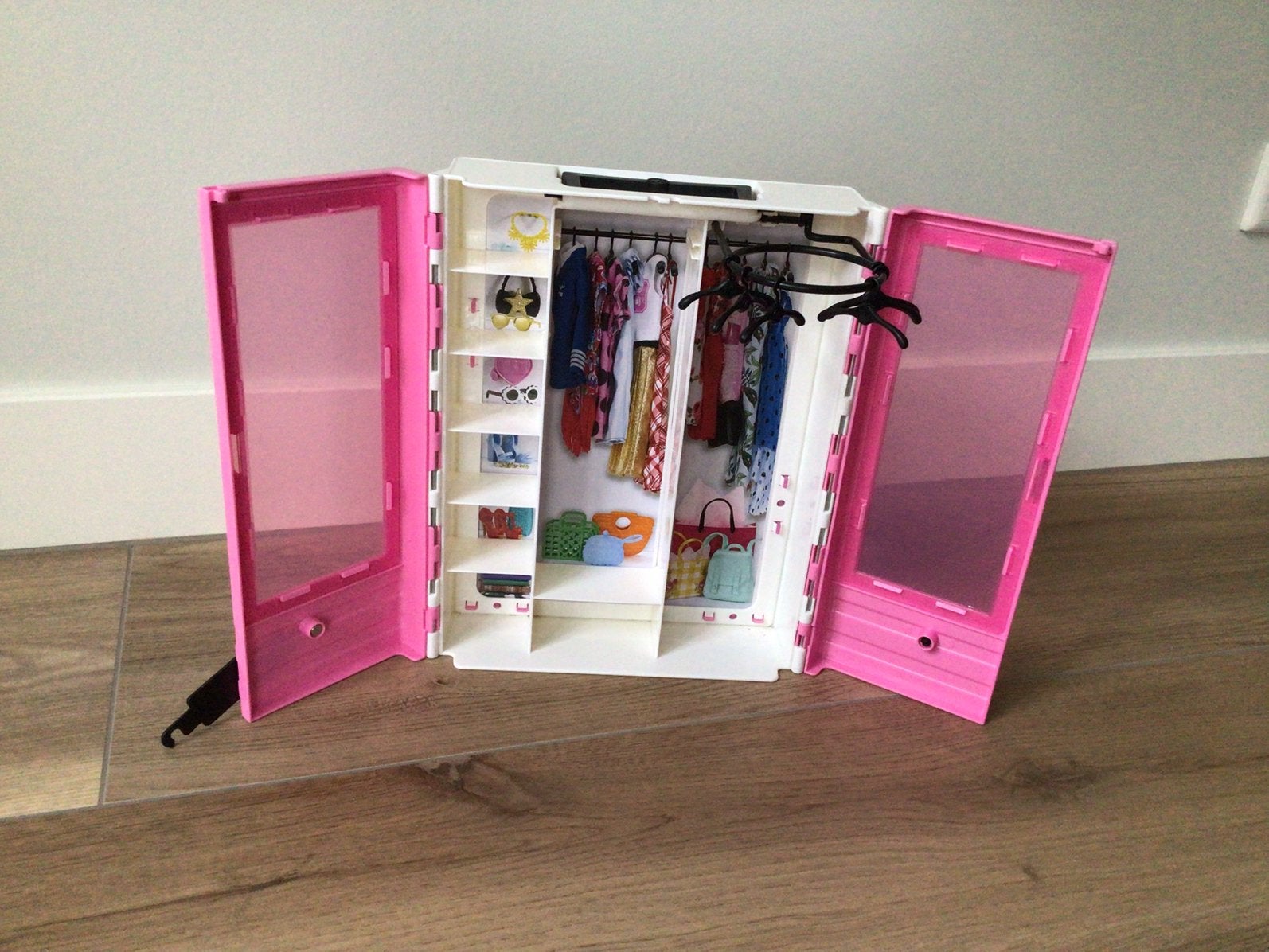 Barbie kledingkast, Ophalen of Verzenden, Zo goed als nieuw