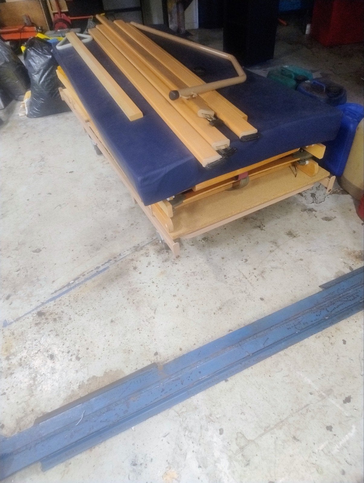 elektrische zien huis bed met matras - ideaal voor logees, Huis en Inrichting, Slaapkamer | Bedden, Ophalen, Gebruikt, Praktisch