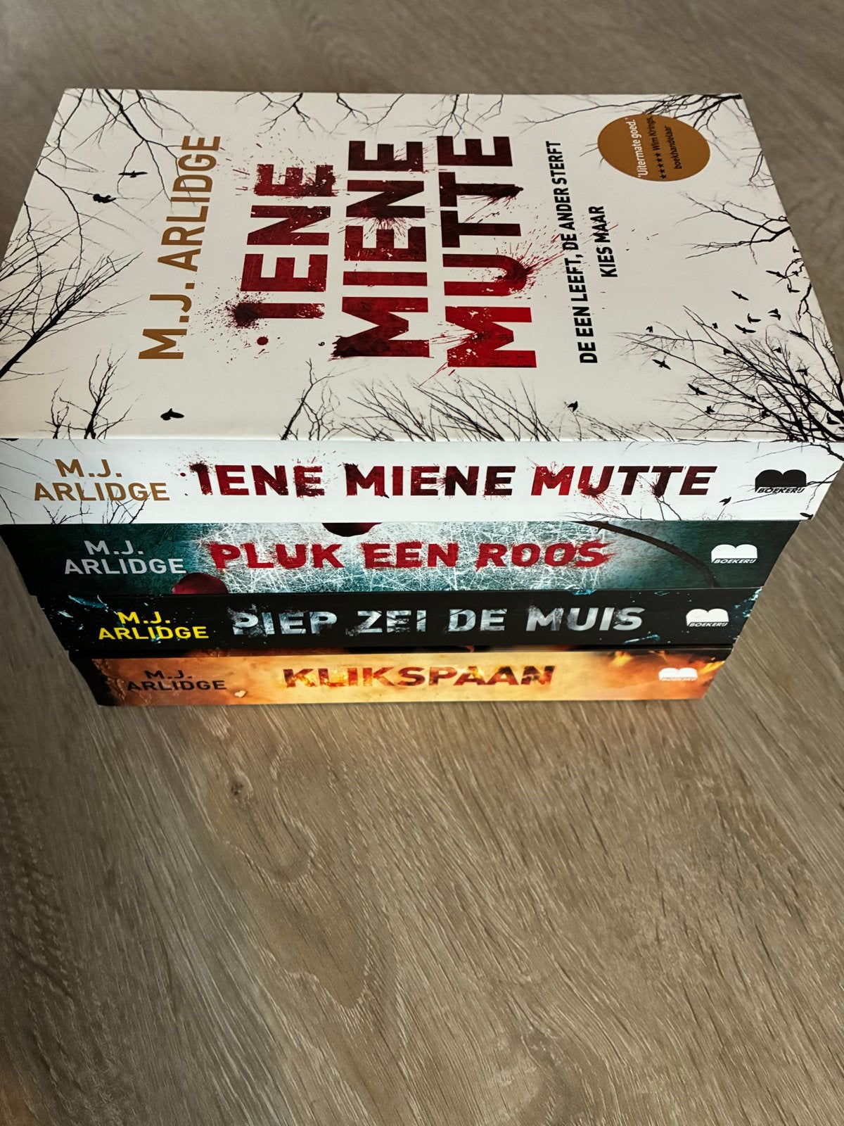 M.J. Arlidge thrillers: Iene Miene Mutte, Pluk een Roos, Pie, Ophalen of Verzenden, Zo goed als nieuw, Europa overig
