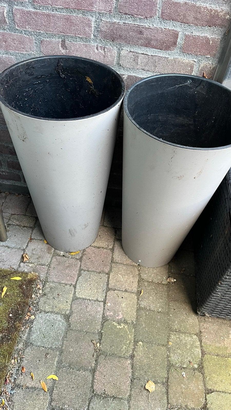 Twee Grote Kunststof Bloempotten - taupe/zand, Ophalen, Kunststof, Gebruikt, Minder dan 60 cm