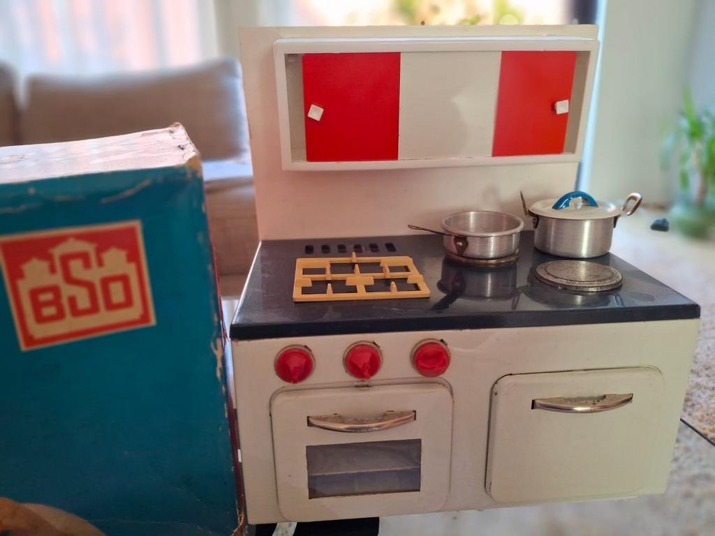 Vintage kinderfornuisje met poppenservies, Ophalen, Gebruikt